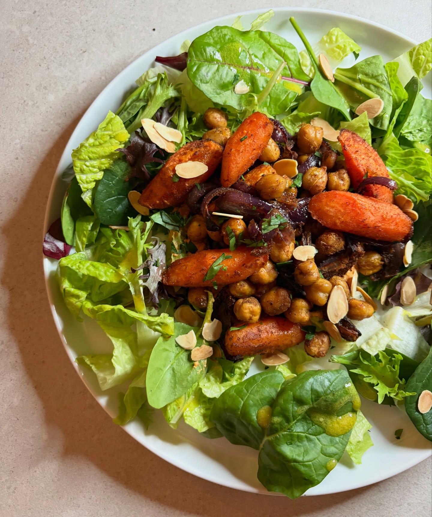 Well my husband, who is a keen meat eater, gave this veggie dinner 11 out of 10 so it must have been alright! Roasted red onions, carrots and chickpeas in a blend of cumin, paprika, cinnamon and olive oil. Spooned them onto a bed of red pepper hummus with a salad of mixed greens. Garnished with flat leaf parsley and toasted almonds. Served with flatbreads and a dressingy thing made of low fat Greek yoghurt, rose harissa paste, lemon juice and olive oil.
Queen chickpeas - @boldbeanco
#veggiefood #healthyeating #pulses