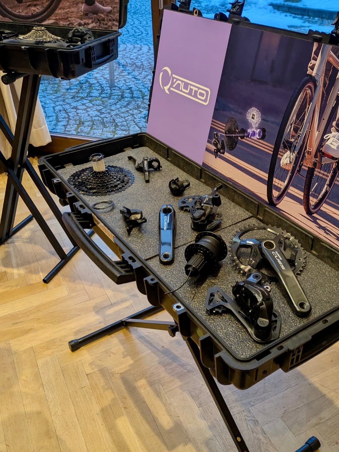 Wir waren bei @rideshimano eingeladen 🙌
Neben jeder Menge spannender Einblicke stand ein echtes Highlight im Fokus:
die neue CUES-Autoshift-Dynamo-Nabe ⚡🚲 – Energie direkt aus der Bewegung, clever integriert und super spannend für Alltag & Abenteuer.
Dazu gab’s viele weitere Themen rund um Technik, Innovation und Leasing (danke @jobrad_org )– genau das Wissen, das später bei euch im Laden den Unterschied macht 🔍🛠️
#bikepointdresden #schulung #bikeparts #shimano #jobrad