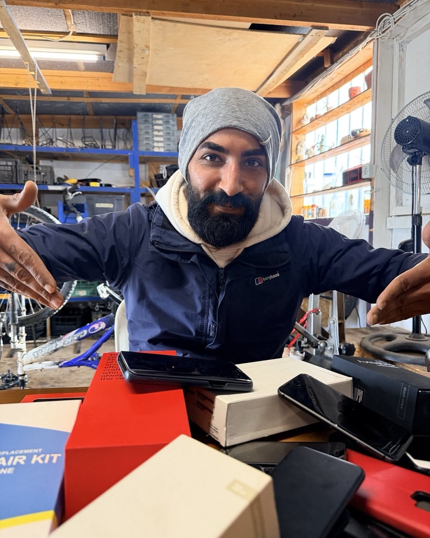 People on the move often face serious challenges, especially when they don’t have a mobile phone or have lost it along the way. Without one, they lose the ability to stay in touch with family and loved ones, adding to the many hardships they already endure.