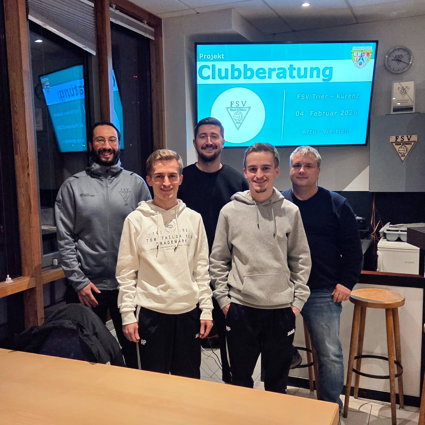 ? Clubberatung des FVR – Artur Weirich beim FSV Kürenz zu Gast
Bei unserer Clubberatung am vergangenen Mittwoch mit dem Fußballverband Rheinland befasste man sich mit einem Thema, das auch im Vereinsleben immer wichtiger wird: Digitalisierung ?
In einem spannenden und praxisnahen Austausch haben wir viele neue Impulse bekommen, wie digitale Tools und moderne Strukturen den Vereinsalltag erleichtern können – ob bei der Organisation, der Kommunikation ? oder der Vereinsverwaltung ?️. Der FVR unterstützt die Vereine dabei, sich zukunftsfähig aufzustellen und neue Möglichkeiten zu nutzen.
Ein großes Dankeschön geht dabei an @i_am_art88, der uns als Referent mit viel Erfahrung, verständlichen Beispielen und kreativen Ideen durch den Abend begleitet hat. Seine Anregungen waren wirklich wertvoll und machen Lust, die nächsten Schritte im Verein anzugehen. ?
Vielen Dank an den @fvrheinland, insbesonders in Person von Artur Weirich, für die gelungene Veranstaltung und den offenen Austausch! ?
__________
#fvr #clubberatung #digitalisierung #austausch #trier