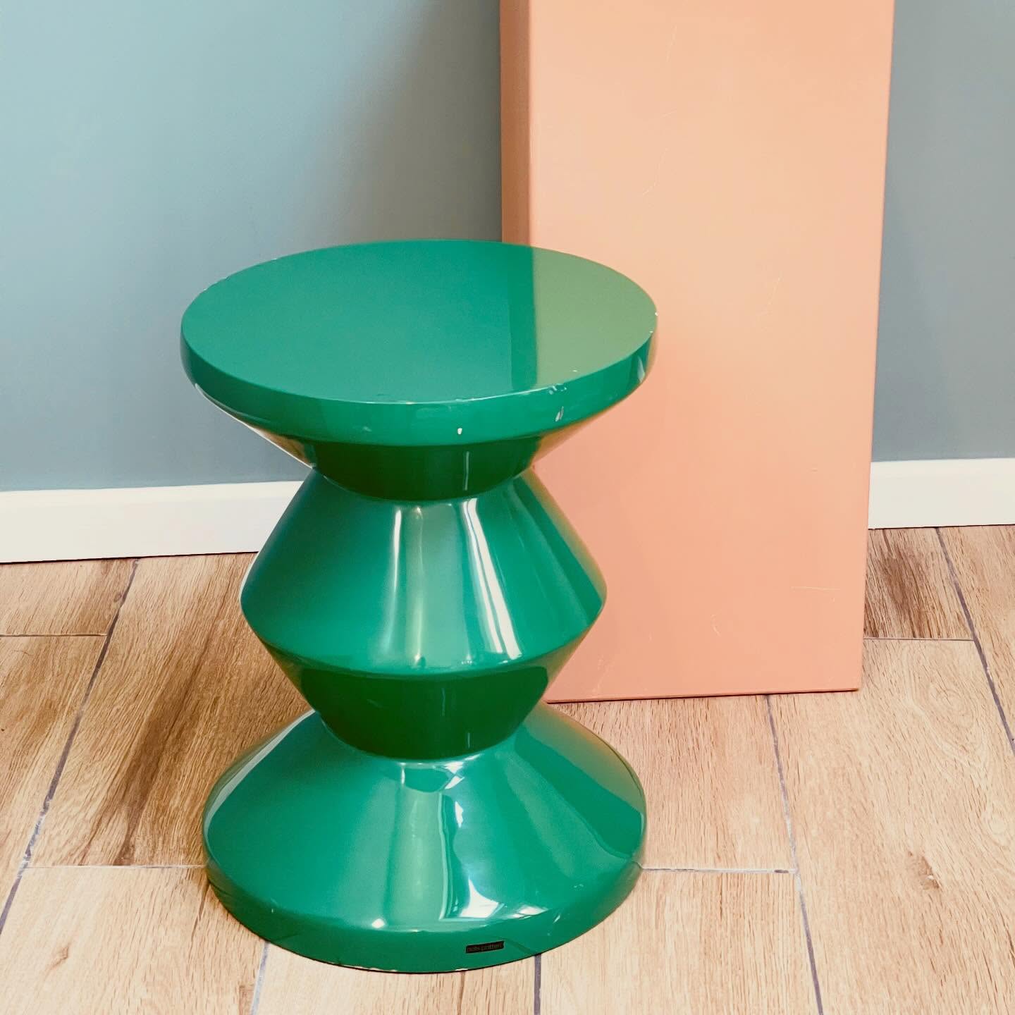 Tabouret Zig Zag Pols Potten – édition vintage
Tabouret POLS POTTEN modèle Zig Zag, à la silhouette sculpturale emblématique, ici dans une version vert Perrier typiquement joyeuse et dynamique.
Conçu comme siège ou petit bout de canapé, son dessin en forme de « zigzag » en fait un objet à la fois fonctionnel et sculptural, parfait pour une déco éclectique ou rétro.
Le modèle Zig Zag, décliné par la marque néerlandaise créée en 1986, est reconnu pour son travail artisanal de laque brillante appliquée en plusieurs couches, et s’inscrit dans une esthétique ludique aux frontières du design contemporain et vintage. 
État: dans son jus, peinture présentant de multiples éclats qui participent à son cachet vintage.
Pols potten zigzag, tabouret vintage, design néerlandais, mobilier vintage, bout de canapé original, tabouret laqué, mobilier années 2000/2010 probable, décoration ludique, pièce sculpturale.