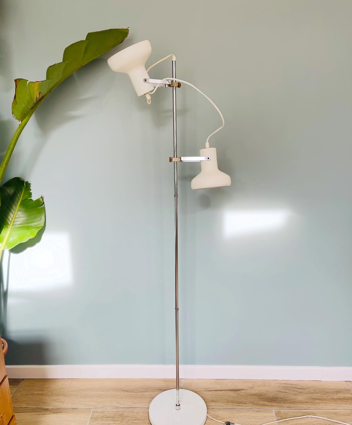 Lampadaire en métal chromé et blanc, circa 1970
Lampadaire des années 70 de fabrication française, composé d’une tige en métal chromé et de deux spots orientables en tôle blanche mate.
Son design sobre et fonctionnel, typique de l’esthétique seventies, en fait un luminaire graphique qui trouve facilement sa place dans un intérieur vintage ou plus contemporain.
Une pièce au caractère affirmé, qui raconte pleinement son époque et son usage.
État: dans son jus; chocs visibles sur les abat-jour, pied piqué.
