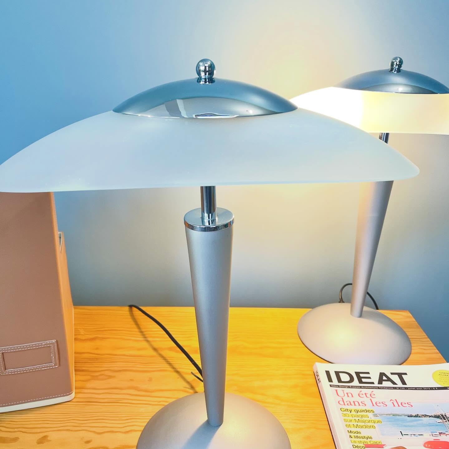 RESRVE
Paire de lampes Unilux des années 1990, emblématiques du design fonctionnel et élégant de cette période. Leur particularité : un système d’allumage tactile, l’interrupteur s’active simplement en touchant la lampe, un détail à la fois pratique et résolument moderne pour l’époque. 4 niveaux d’intensité.
Sobres et intemporelles, ces lampes trouvent facilement leur place sur des tables de chevet, un bureau ou une console. Une belle paire vintage, idéale pour les amateurs de design des années 90 et de luminaires iconiques.
État : Très bon état de fonctionnement et de conservation.
lampe Unilux, paire de lampes vintage, lampe tactile, design années 1990, luminaire vintage, lampe de table design, éclairage fonctionnel, décoration vintage, lampe iconique, design industriel