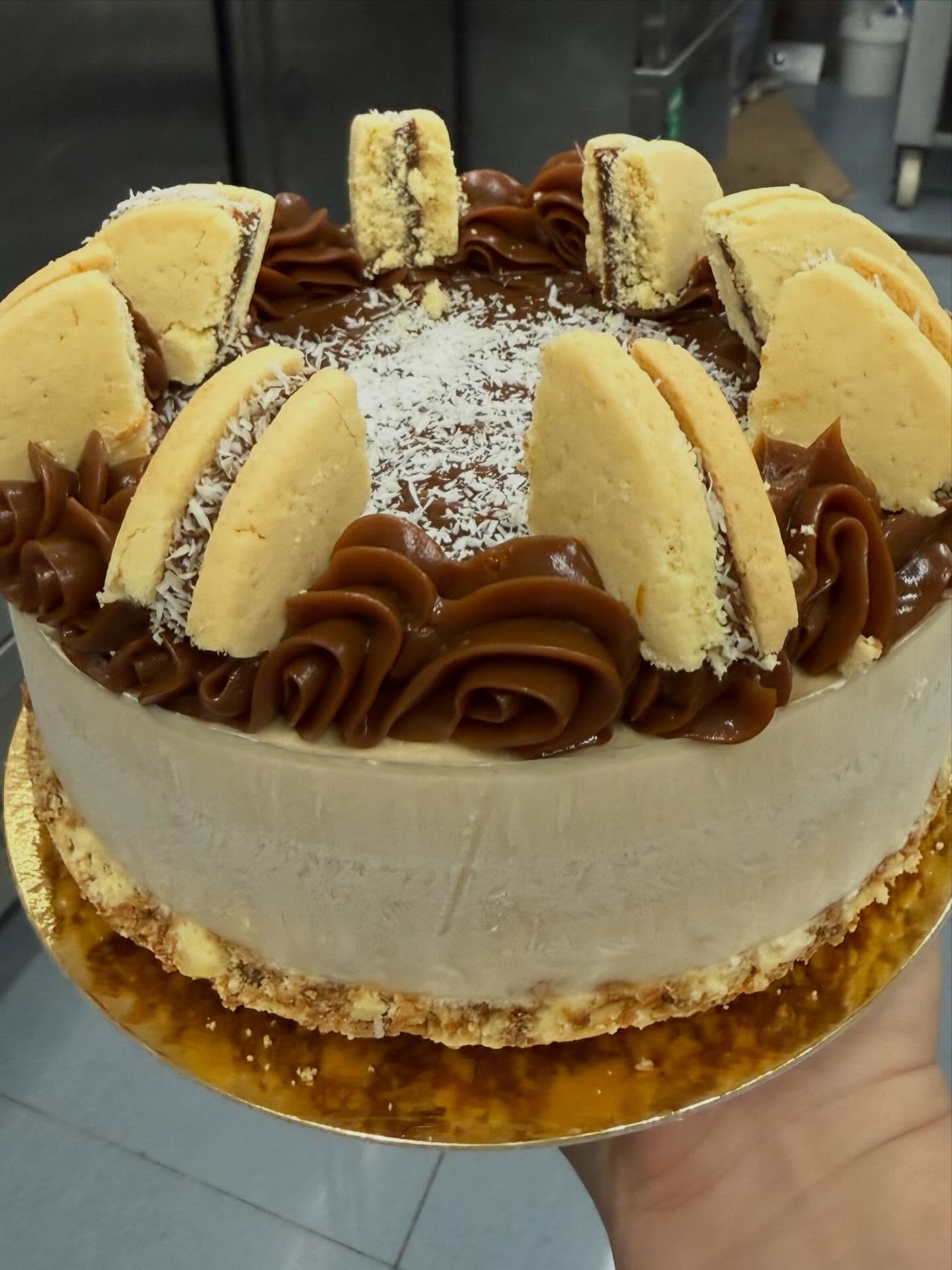 ✨ Nueva cheesecake de alfajor en El Piave ✨
Cremosa, con dulce de leche, trocitos de alfajor y un toque de coco que te transporta directo al paraíso ?
Ven a probarla… porque verla no es suficiente ?
#ElPiave #CheesecakeDeAlfajor #DulceDeLeche #MomentoDulce #HeladeríaCafetería ?