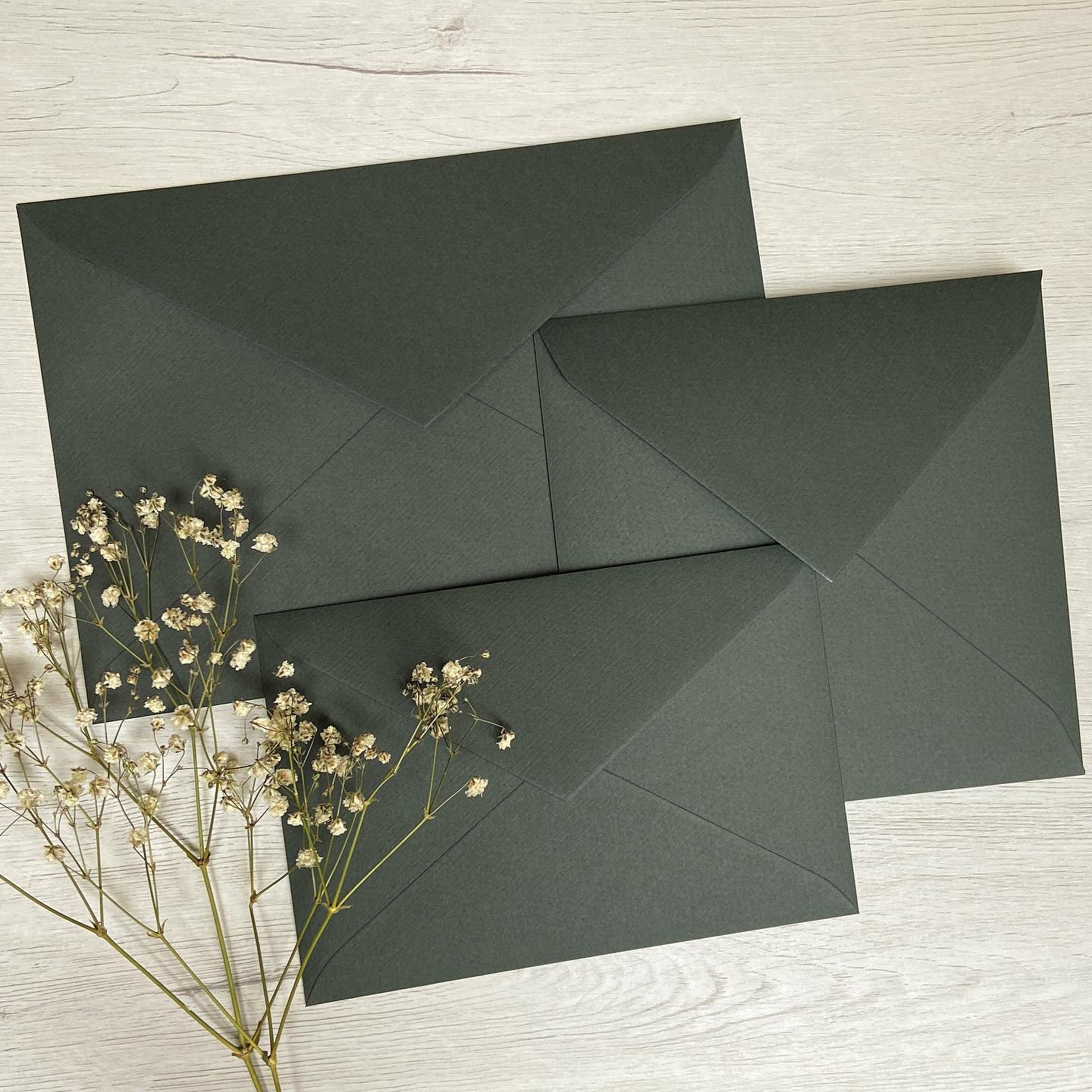 Hace mucho que no nos pasamos por aquí ? Pero venimos con NOVEDADES de las que os gustan ? Uno de vuestros colores favoritos tiene nuevas medidas disponibles! Ahora el texturado Verde Bosque lo podréis encontrar en C5, ministro y cuadrado ??
#sobres #bodas #sobresforrados #sobresdecolores #novedades #bodas2022 #bodas2023 #novios #novedades #invitaciones #invitacionesdeboda