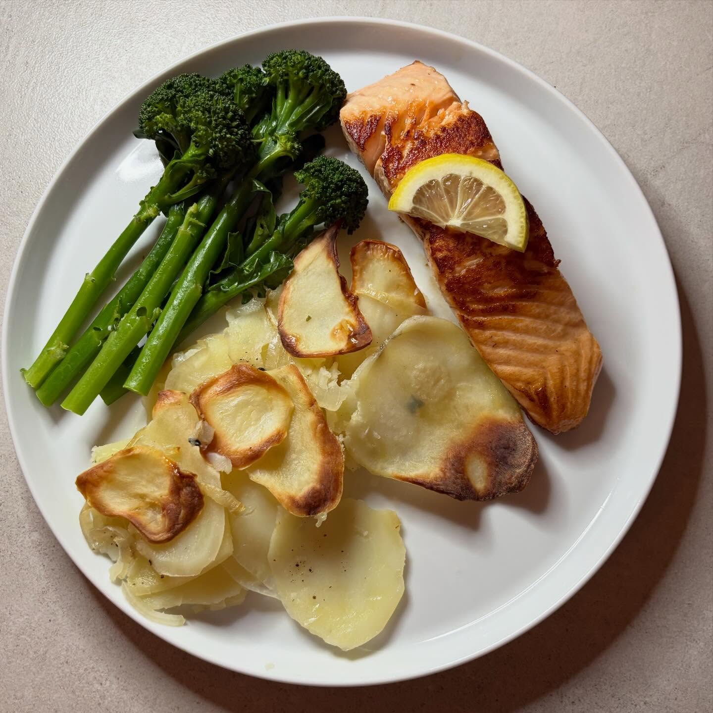 Continuing my healthy eating start to the year, with pan fried salmon, Boulangere potatoes and tenderstem broccoli. I love Dauphinoise but Boulangere still deliver lovely soft potatoes and a crispy top but without the cream, as they are cooked in chicken stock. Recipe on my website.
#potatoes #boulangère #healthyeating