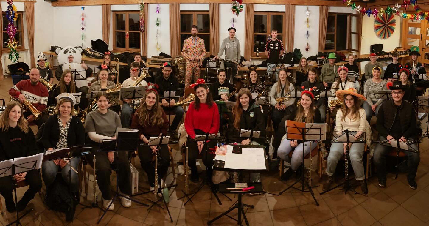 Gestern war für uns ein ganz besonderer Probenmontag. Neben unser alljährlichen Faschingsprobe 🥳🎭🪅, durfte unser Nachwuchsorchester das erste mal in unserem großen Orchester mit Proben. Für alle ein besonderer Moment. Wir wünschen euch einen guten Start! 🎼🎺🎷🥁#gemeinschaft #nachwuchsförderung #faschingsprobe #musikverbindet #nbmbforchheim @jugendblaskapelle_obertrubach