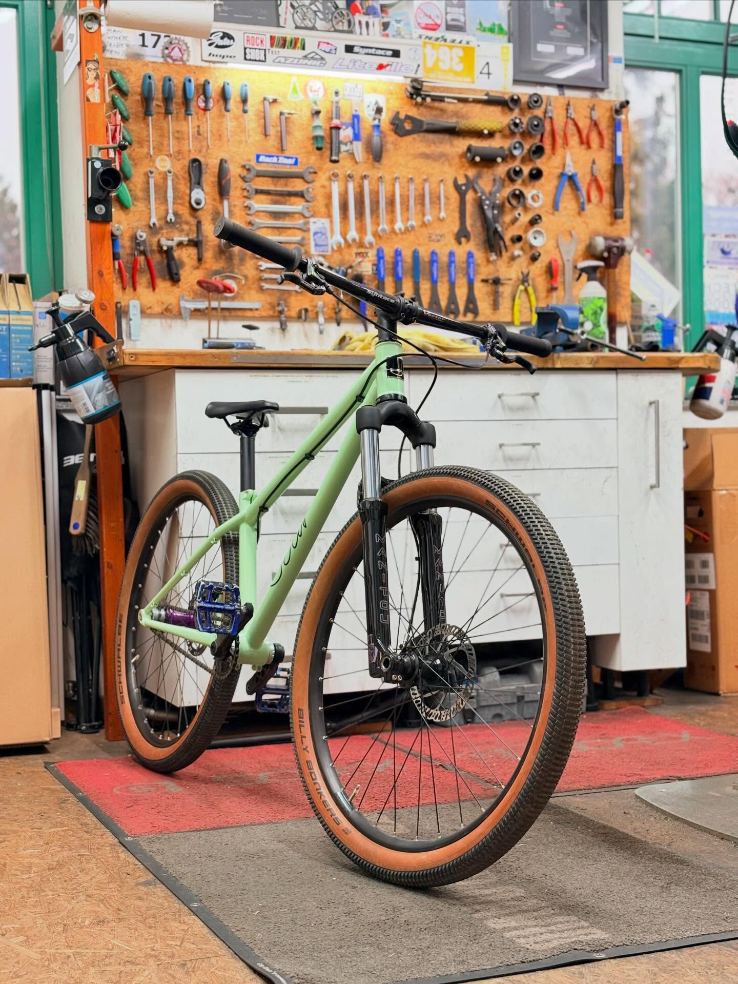 🚲 Cancan kann fast alles. 🆙
Und wenn nicht – dann lernt es das spätestens im Pumptrack. 😌
Das @sour.bicycles Cancan ist bereit, Funkparks zu zerlegen, Lines zu flowen und Airtime zu sammeln.
Realistisch gesehen wird man es aber eher auf den Pumptracks der Umgebung sehen – und dort vermutlich ziemlich regelmäßig 👀
Denn dieses Schmuckstück gehört jetzt unserem treuen Kunden @outsidesperfect 🙌
Let it fly. 🚀
#bikepointdresden #sourbikes #cancan #dirtbike #pumptrack