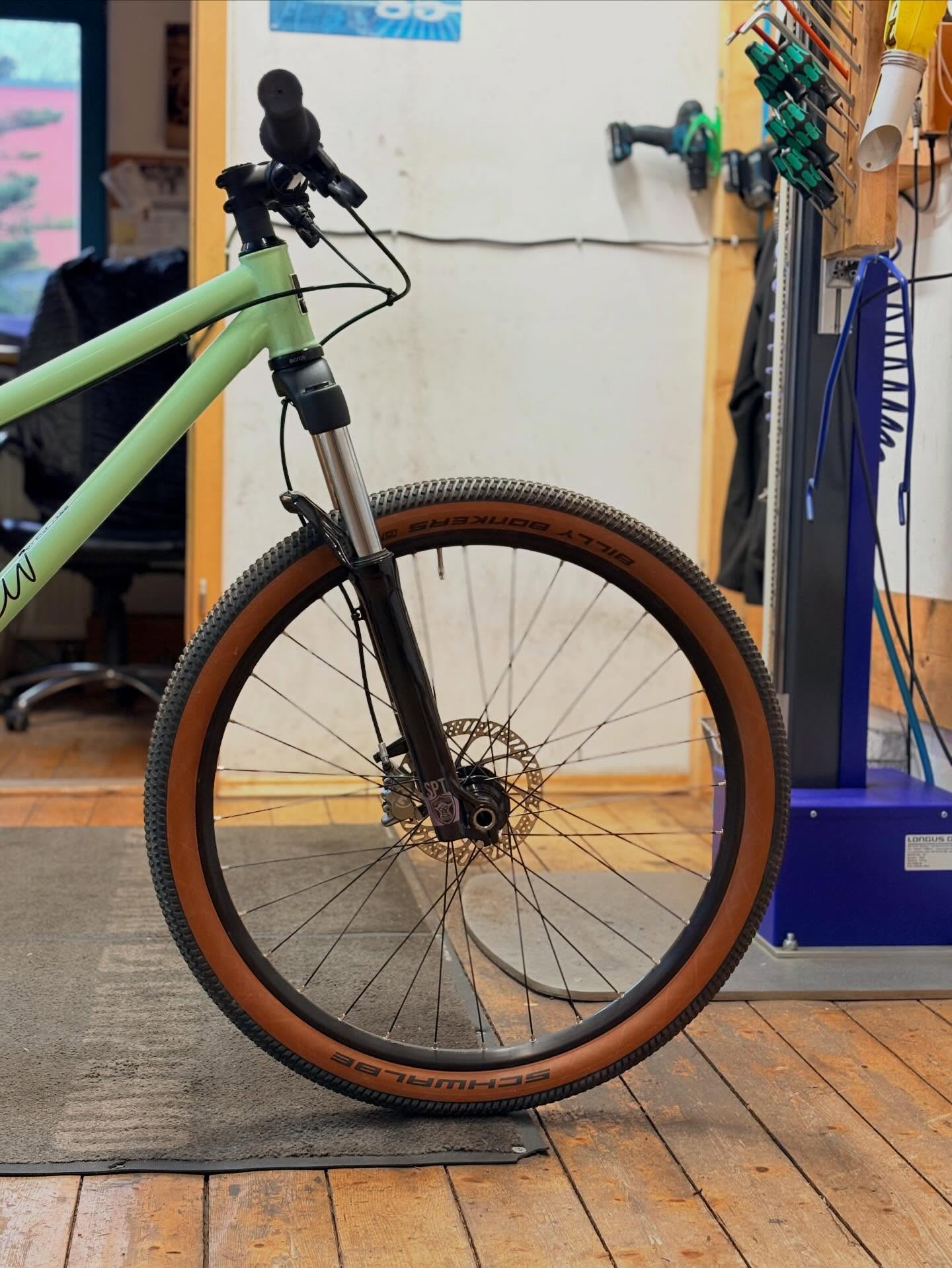 🚲 Cancan kann fast alles. 🆙
Und wenn nicht – dann lernt es das spätestens im Pumptrack. 😌
Das @sour.bicycles Cancan ist bereit, Funkparks zu zerlegen, Lines zu flowen und Airtime zu sammeln.
Realistisch gesehen wird man es aber eher auf den Pumptracks der Umgebung sehen – und dort vermutlich ziemlich regelmäßig 👀
Denn dieses Schmuckstück gehört jetzt unserem treuen Kunden @outsidesperfect 🙌
Let it fly. 🚀
#bikepointdresden #sourbikes #cancan #dirtbike #pumptrack