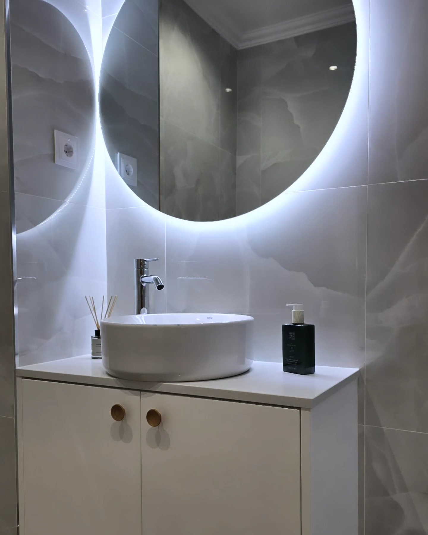 Quarto de banho de sonho: clean, iluminado e cheio de estilo! ✨? Cada detalhe pensado para criar um espaço único.
.
.
.
.
.
.
#franklim #casa #banho #projeto #design #simple #modern #home