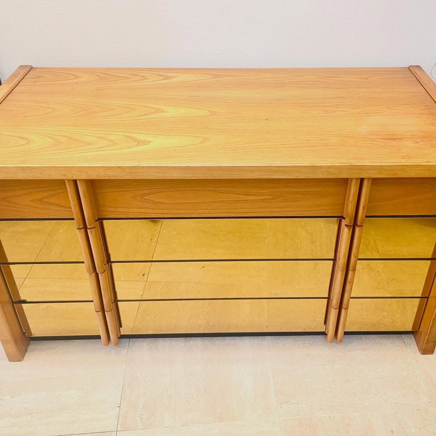Elle ne cherche pas à attirer l’attention…
et pourtant, impossible de ne pas la regarder.
Cette commode vintage joue avec la lumière grâce à ses façades de tiroirs en miroirs fumés. Selon l’heure du jour, elle reflète l’espace, capte les matières, dialogue avec le sol et les murs. Le bois chaud de sa structure encadre subtilement ces reflets bronze, créant un contraste à la fois graphique et enveloppant.
Ses poignées cylindriques verticales accentuent son rythme architectural et lui donnent une vraie présence sculpturale.
Une pièce singulière, presque cinématographique, qui structure un salon, une entrée ou une chambre avec caractère.
On aime ce mélange très années 70 : chaleur du bois, profondeur du miroir fumé, lignes affirmées.
Disponible à la boutique.
Envoi possible ou retrait à Bois-le-Roi.
—
#commodevintage #miroirfumé #designannées70 #mobiliervintage #laBrocBacott interieurvintage decocharacter vintageaddict meubledesign brocantechic