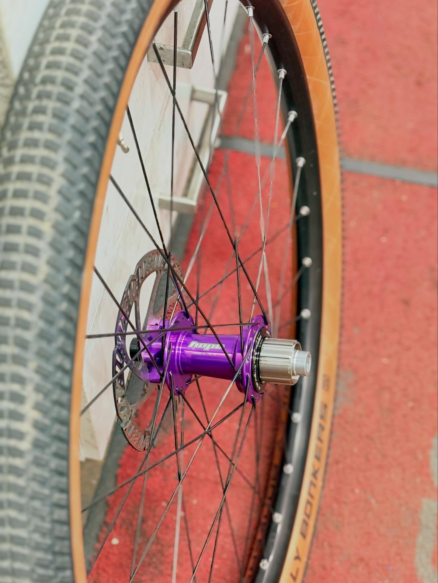 Ihr habt das fertige @sour.bicycles Cancan schon gesehen 👀
hier kommen die Bilder vom Weg dorthin.🖼️
Rahmen im Rampenlicht.🔦
Parts bereitgelegt.🫶🏻
Werkstattmodus: konzentriert.🤫
Denn bevor das Bike mit @outsidesperfect auf dem Pumptrack glänzt, entsteht es bei uns Schraube für Schraube.🔩
Kein Zufall. Kein Schnellschuss. Sondern Handwerk.
Und genau da fängt der Spaß eigentlich schon an. 🚀
#bikepointdresden #sourbikes #cancan #bikebuild #behindthescenes