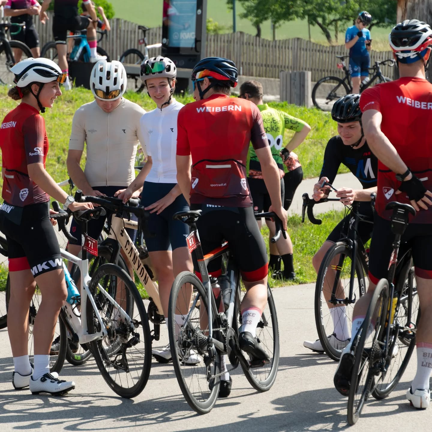 Ein Rennen beginnt nicht mit dem Startschuss.
Es beginnt mit Vorbereitung.
Mit Teamgeist.
Mit der Startnummer am Bike.
Mit der Entscheidung, dabei zu sein.
🚴♂️ Hast du dir deinen Startplatz für das Bike The Lies 2026 schon gesichert?
17. Mai 2026
Einzel- & Teamzeitfahren auf dem Haager Lies Radweg.
👉🏽 Link zur Anmeldung in der BIO
#zeitfahren #zeitfahrcup #rennrad #timetrial #teamtimetrial