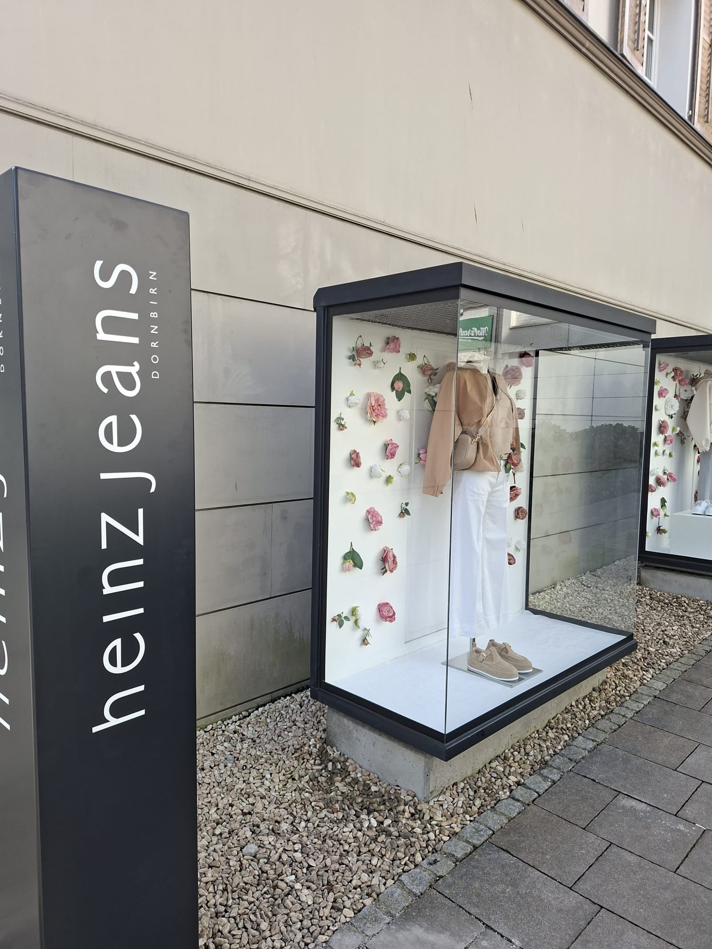 Unsere Werbegemeinschaft wächst weiter 🤍
Mit @heinzjeans.dornbirn zieht ein bekanntes Modegeschäft neu in die Marktstraße 12a.
Ab 2. März 2026 geöffnet –
inklusive Eröffnungsaktion mit –10 % in der ersten Woche ✨