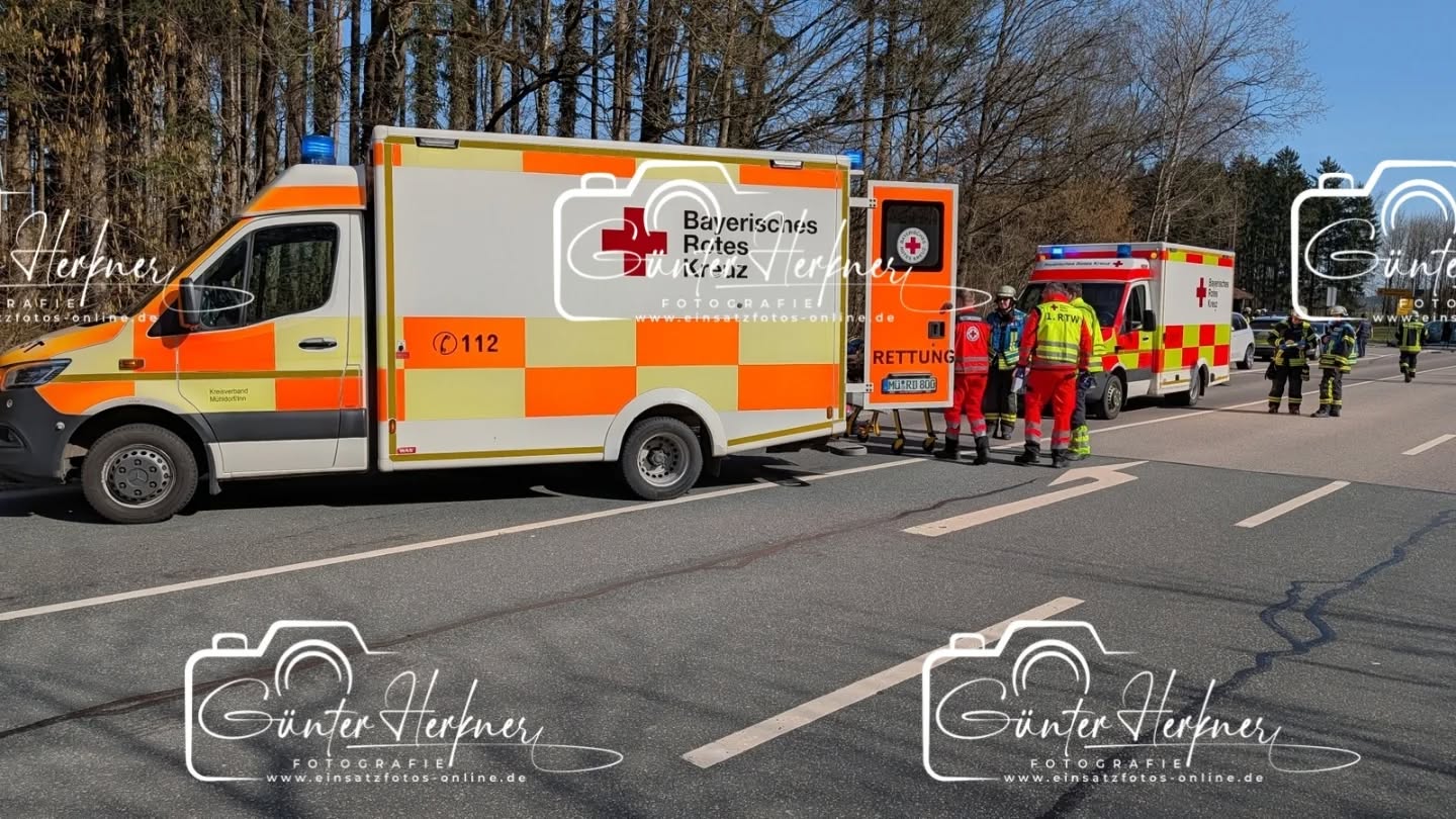 🗓️Datum: 28.02.2026
⏰Uhrzeit: 12:42 Uhr
🚒🚑 Einsatzart: THL 2
📍Einsatzort: B 388
🚒🚑🚁🚓 Eingesetzte Kräfte:
@feuerwehr_bockhorn
@feuerwehr_eschlbach
@feuerwehr.gruenbach
@brk_kreisverband_erding
@brk_dorfen
@brk_kv_muehldorf
@einsatzleiter_rettungsdienst
@polizeiobn
Wieder Verkehrsunfall mit Verletzten an der ‚Rappoltskirchner Kreuzung‘
Am Samstagmittag, gegen 12:45 Uhr, befuhr eine 32jährige Pkw-Lenkerin aus dem nördlichen Landkreis Erding mit ihrem Pkw Daimler A-Klasse die Kreisstraße ED 15 von Eschlbach kommend in Richtung B388/Maria Thalheim. An der Kreuzung zur B388 fuhr sie laut Angaben einer unbeteiligten Zeugin ungebremst mit ca. 70 km/h in die Bundesstraße ein. Im Kreuzungsbereich kam es dann zum Zusammenstoß mit dem Pkw BMW 320 eines 36jährigen aus dem östlichen Landkreis Erding, der auf der B388 in Richtung Erding unterwegs war. Im BMW befanden sich auch die 37jährige Lebensgefährtin sowie deren 8jährige Tochter. Alle Personen wurden bei dem Unfall leicht verletzt. An den Fahrzeugen entstand ein Schaden von insgesamt ca. 30000 Euro, sie waren nicht mehr fahrbereit und mussten durch einen Abschleppdienst geborgen werden.
Quelle: PI Erding
📷 Günter Herkner
#thl #unfall #feuerwehr #rettungsdienst #polizei luftrettung blaulicht technischehilfe gefahrgut abc brand freiwilligefeuerwehr