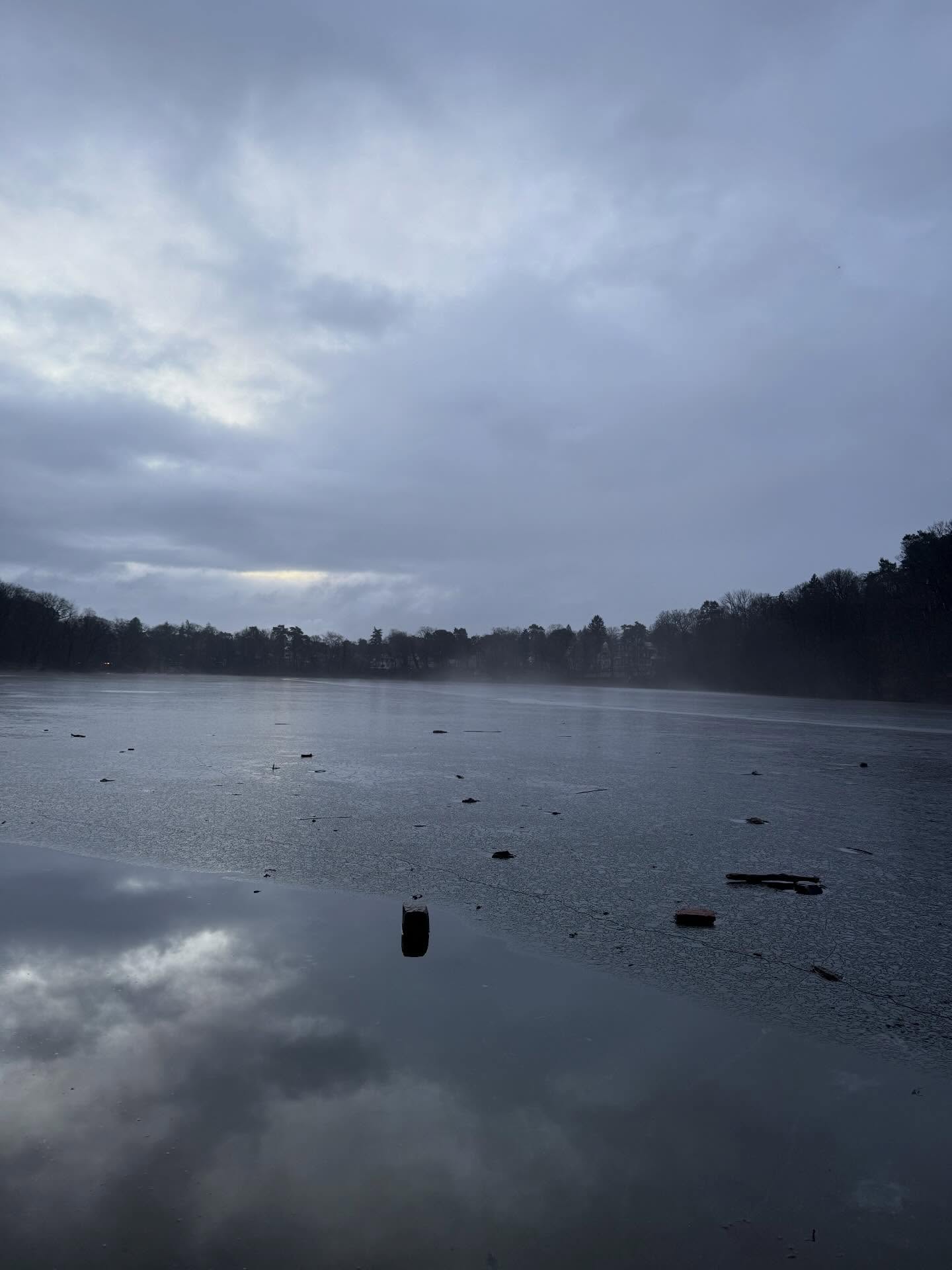 Still no morning swim — but beautiful morning light and coffee —
#swimming #iceswimming #berlin