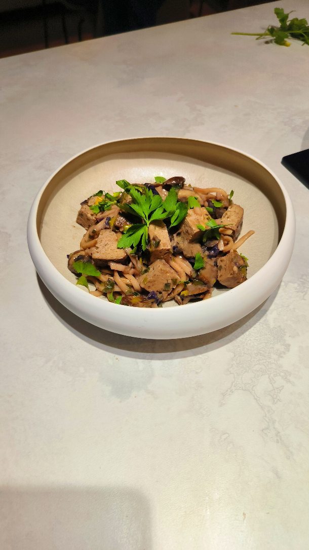 Recette rapide & Umami ??
Wok de légumes au tofu et nouilles udon
Toutes les quantités dans le réel sont pour 2/3 personnes.