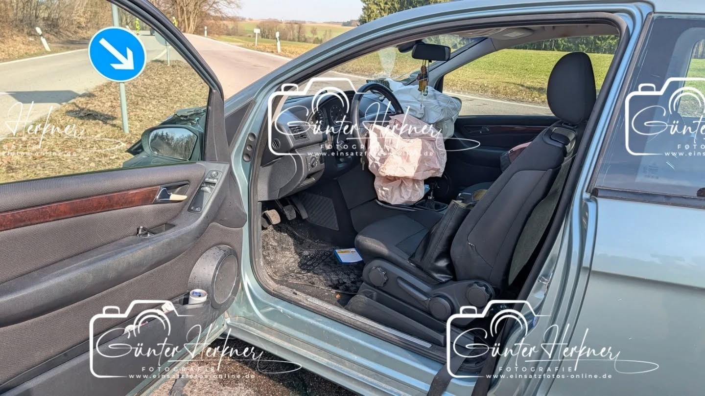 🗓️Datum: 28.02.2026
⏰Uhrzeit: 12:42 Uhr
🚒🚑 Einsatzart: THL 2
📍Einsatzort: B 388
🚒🚑🚁🚓 Eingesetzte Kräfte:
@feuerwehr_bockhorn
@feuerwehr_eschlbach
@feuerwehr.gruenbach
@brk_kreisverband_erding
@brk_dorfen
@brk_kv_muehldorf
@einsatzleiter_rettungsdienst
@polizeiobn
Wieder Verkehrsunfall mit Verletzten an der ‚Rappoltskirchner Kreuzung‘
Am Samstagmittag, gegen 12:45 Uhr, befuhr eine 32jährige Pkw-Lenkerin aus dem nördlichen Landkreis Erding mit ihrem Pkw Daimler A-Klasse die Kreisstraße ED 15 von Eschlbach kommend in Richtung B388/Maria Thalheim. An der Kreuzung zur B388 fuhr sie laut Angaben einer unbeteiligten Zeugin ungebremst mit ca. 70 km/h in die Bundesstraße ein. Im Kreuzungsbereich kam es dann zum Zusammenstoß mit dem Pkw BMW 320 eines 36jährigen aus dem östlichen Landkreis Erding, der auf der B388 in Richtung Erding unterwegs war. Im BMW befanden sich auch die 37jährige Lebensgefährtin sowie deren 8jährige Tochter. Alle Personen wurden bei dem Unfall leicht verletzt. An den Fahrzeugen entstand ein Schaden von insgesamt ca. 30000 Euro, sie waren nicht mehr fahrbereit und mussten durch einen Abschleppdienst geborgen werden.
Quelle: PI Erding
📷 Günter Herkner
#thl #unfall #feuerwehr #rettungsdienst #polizei luftrettung blaulicht technischehilfe gefahrgut abc brand freiwilligefeuerwehr