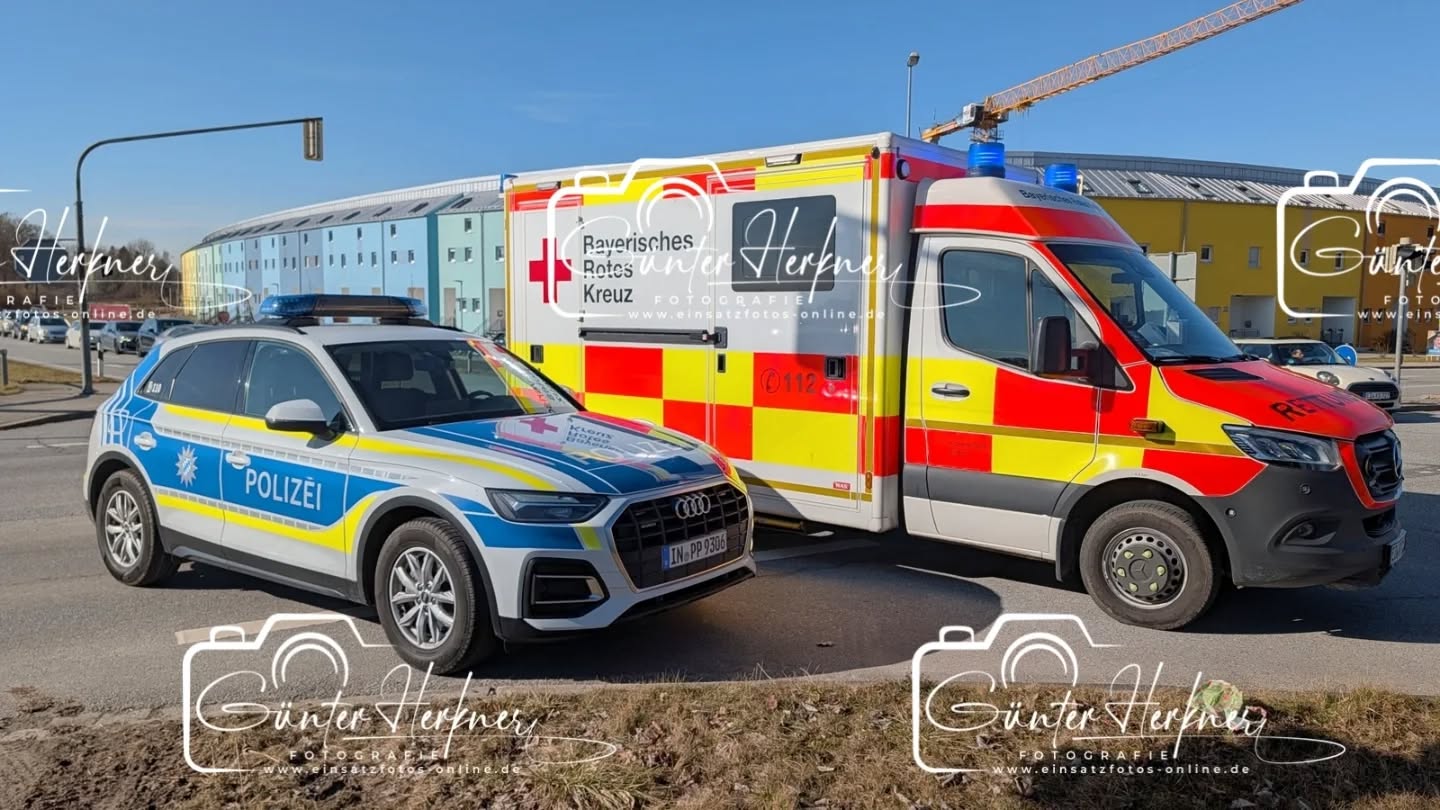 🗓️Datum: 28.02.2026
⏰Uhrzeit: 10:00 Uhr
🚒🚑 Einsatzart: THL 1
📍Einsatzort: Erding
🚒🚑🚁🚓 Eingesetzte Kräfte:
@feuerwehr_erding
@brk_kreisverband_erding
@polizeiobn
Verkehrsunfall – Ampelanlage zerstört
Am Samstagvormittag, gegen 10:00 Uhr, war ein 66jähriger Rentner aus München mit seinem Pkw Dacia Logan auf der Anton-Bruckner-Straße in Erding unterwegs. An der Kreuzung zur Taufkirchner Straße (B388) beabsichtigte er nach links in Richtung Taufkirchen (Vils) abzubiegen. Auf Grund von überhöhter Geschwindigkeit – laut eigenen Angaben ca. 50 bis 60 km/h – trug es ihn mit seinem Pkw aus der Kurve und er prallte frontal gegen die Ampelanlage. Die Anlage wurde dabei völlig zerstört und fiel im Bereich der gesamten Kreuzung aus. Am Pkw entstand ebenfalls ein massiver Schaden im Bereich der Front. Das Fahrzeug musste durch einen Abschleppdienst mittels Kran geborgen werden. Der Fahrer blieb zum Glück unverletzt. Zur Unterstützung bei der Unfallaufnahme war die Feuerwehr Erding mit zwei Fahrzeugen und zehn Einsatzkräften vor Ort. Bezüglich der Ampelanlage wurde die Straßenmeisterei Erding informiert, welche sich noch während der Unfallaufnahme um erste Reparaturmaßnahmen bzw. einen Ampelbautrupp bemühte. Der Gesamtschaden bei dem Unfall wir auf ca. 50000 Euro geschätzt. Nach ersten Erkenntnissen könnte auch ein angehendes Nervenleiden des Unfallfahrers zum Unfall beigetragen haben.
Quelle:PI Erding
📷 Günter Herkner
#thl #unfall #feuerwehr #rettungsdienst #polizei luftrettung blaulicht technischehilfe gefahrgut abc brand freiwilligefeuerwehr