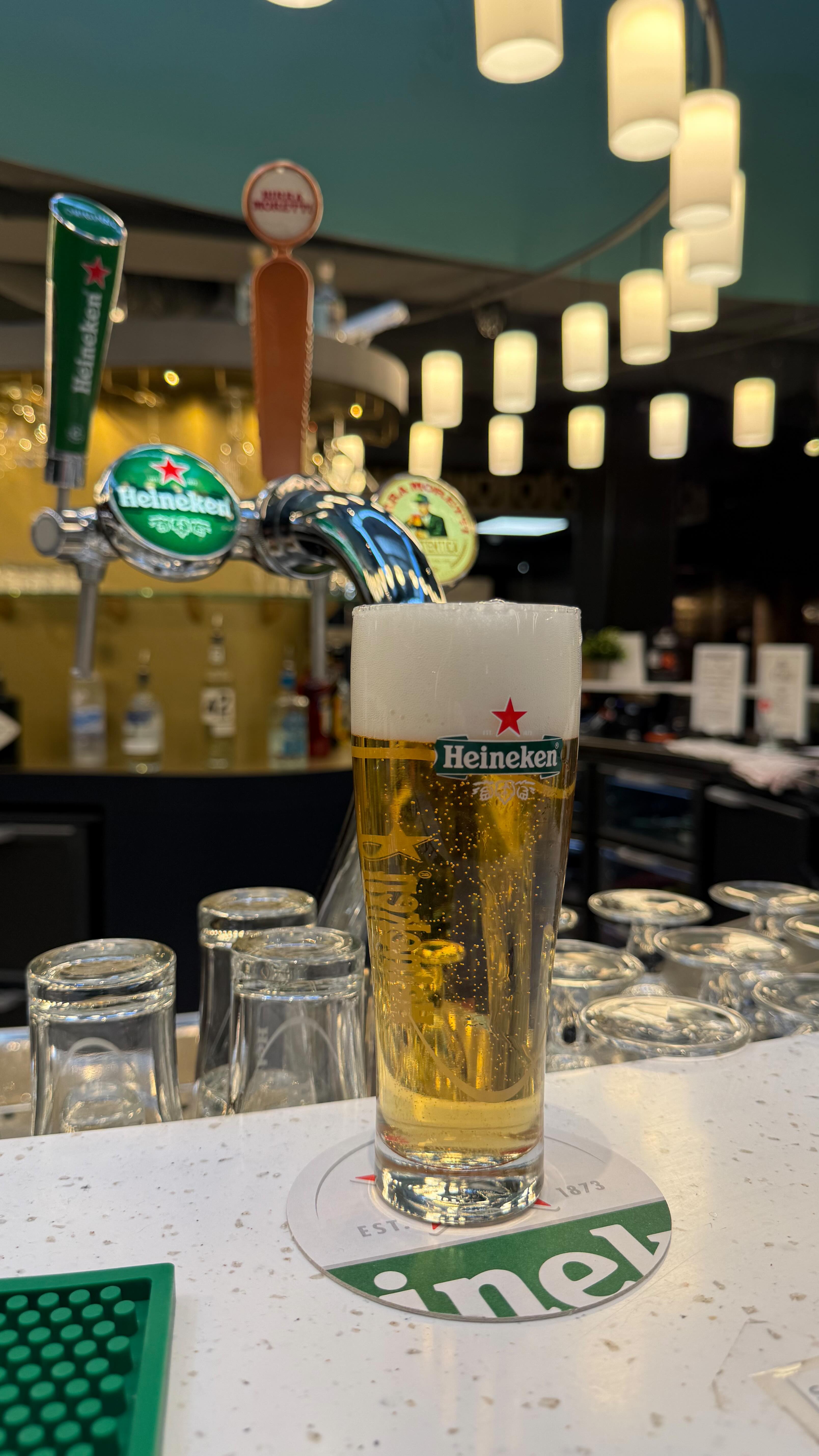 From now on, we’ll be sharing the beers you can find on our bier kaart ?
And of course, we had to start with a classic:
Heineken — the Netherlands’ internationally famous beer, served fresh from the tap at The Florian.
Heineken Pilsener 5%
The ultimate refreshing pilsner
Lightly fruity, perfectly balanced with the pleasant bitterness of hops — smooth, crisp, and easy to enjoy.
? Small: €4.50
? Large: €8.50
Our bar is open for hotel guests and locals — everyone is welcome! Especially now that the weather is getting better… just look outside, it’s 17°C already ☀️
? Opening hours:
Mon–Fri: 16:00–22:30
Sat–Sun: 14:00–22:30
Come enjoy a cold one with us ?
#TheFlorianHotel #BierKaart #Heineken #Hoofddorp #Bar