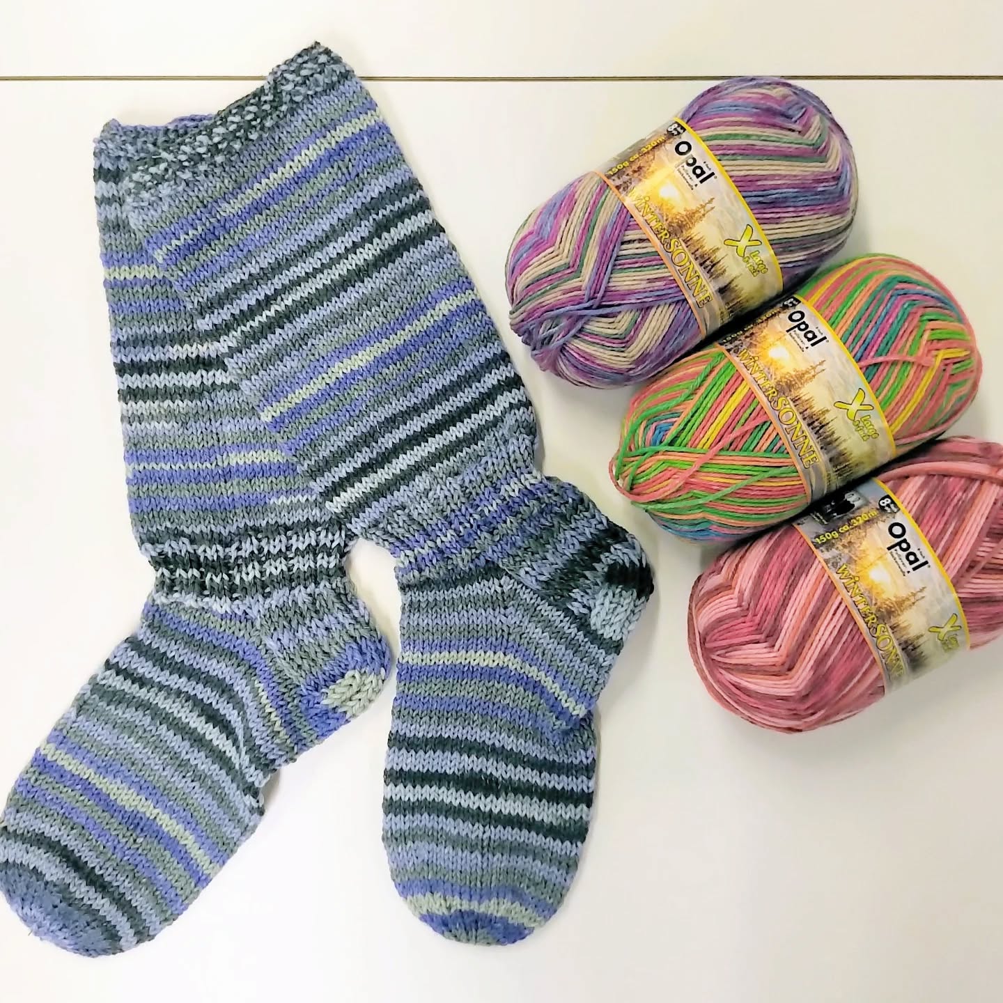 Hurrr ❄️
On se vaan kylmä taas.
Ei muute haittaa ko Opalin 8-säikeinen paksu ja lämmin sukkalanka pitää siut hottiksena.
Mie en ite näitä tarvihe, ainakaan työmaalla myymälän puolella kun olen niiiin kuumaverinen muutenkin ja hottis tietenkin ?
Eilenkin sulin mei kaupalle, koittakaa kestää.. Mie se vaan. Punanen ko rapu ?
Mutta niille kenen jalat oikeesti palelee, on tämä lanka mainio ?
#opal
#sukkalanka
#talvilanka
#paksusukkalanka
#palelee