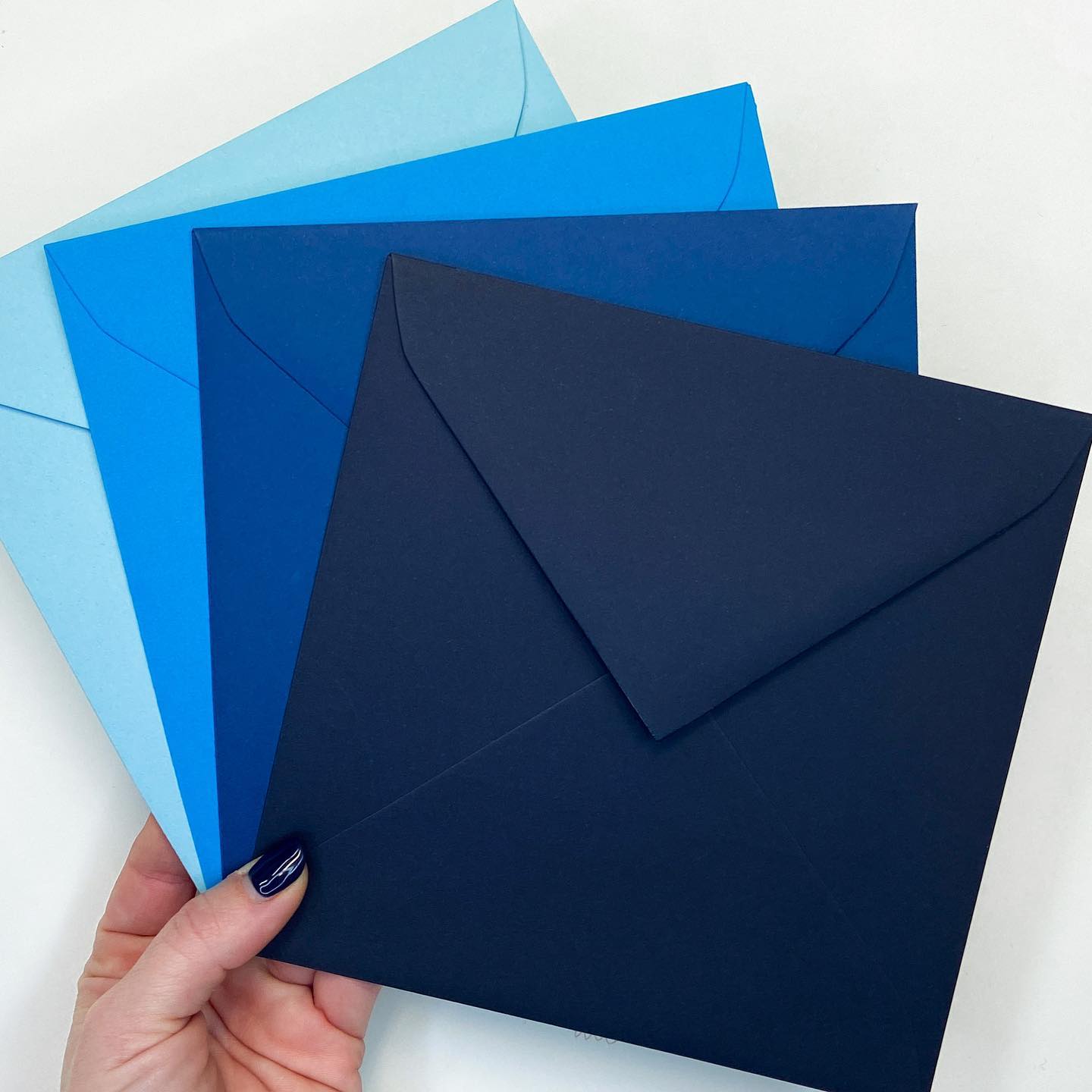 Los sobres azules os encantan ? y en la gama basic tenemos 4 tonos preciosos en diferentes medidas ? Y tú... ¿De qué color eres???
.
#bodas #azul #blue #wedding #invitacionesdeboda #sobres #sobrescuadrados #sobrespersonalizados #sobresforrados #bodas #bodas2021 #bodas2022 #novios #novia #love