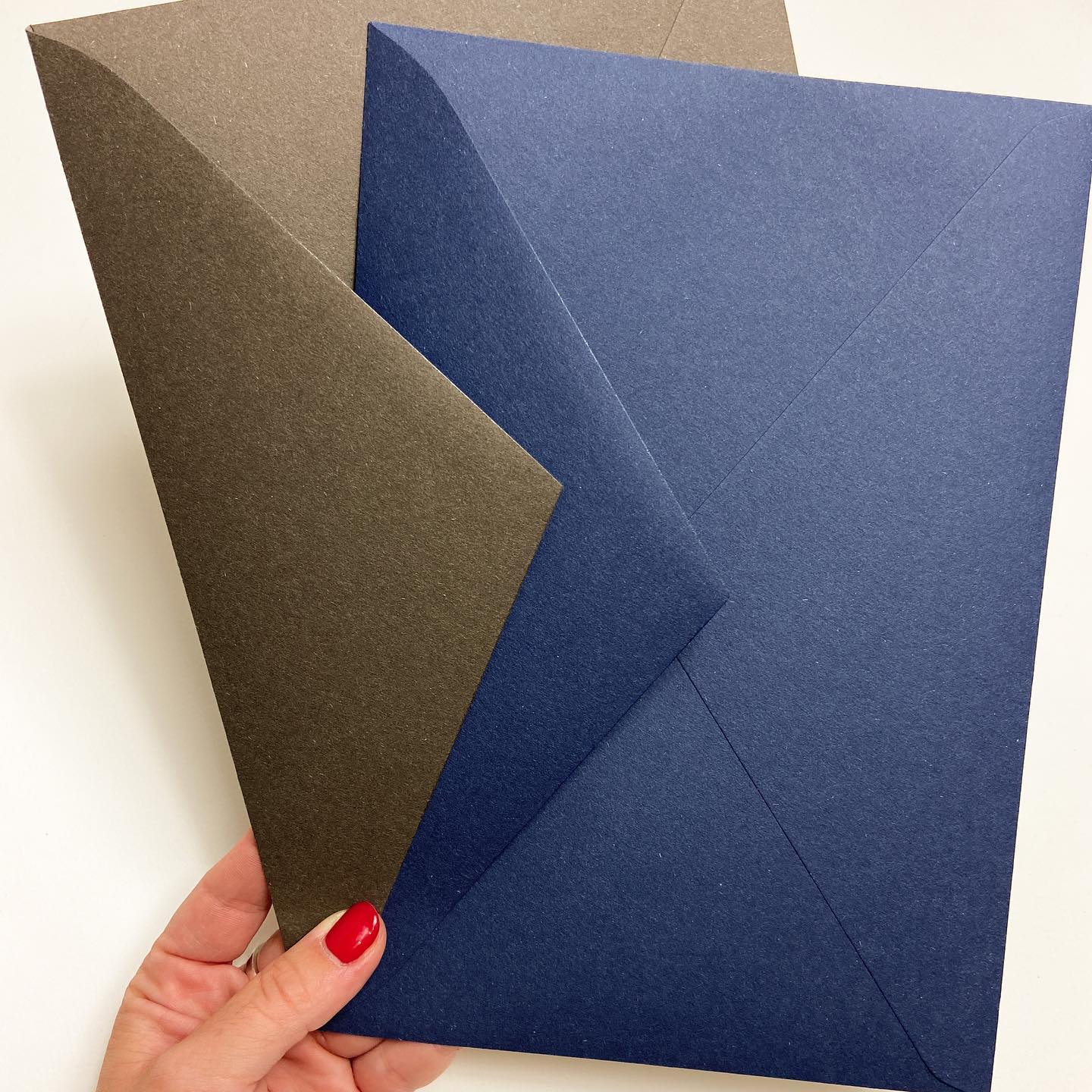 Los dos nuevos colores de Rustic Cotton ♥️ Chocolate y Cobalto vienen pisando fuerte, su textura rugosa de fibra de algodón nos tiene a todos el corazón robado ? Estos dos colores se unen a la gama y son ya nueve tonos preciosos!
#sobres #bodas #nuevoscolores #invitacionesdeboda #novios #sobresdecolores