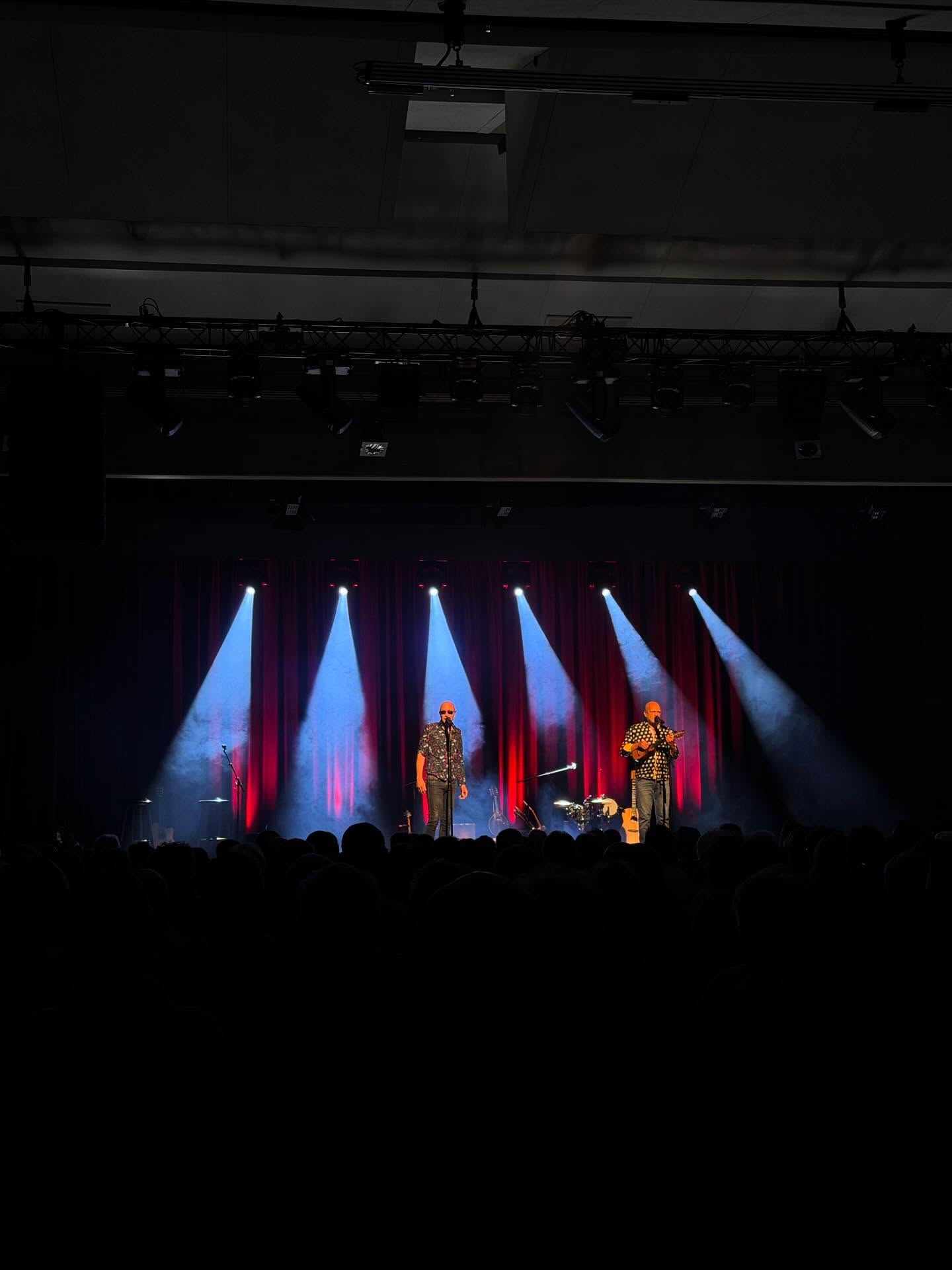 @die_feisten begeisterten am vergangenen Samstag das Publikum in der Stadthalle Baunatall. Mit ihrem unverwechselbaren Mix aus cleveren Texten, feinem Humor und musikalischer Präzision sorgte das Liedermacher-Duo für viele Lacher und einen rundum gelungenen Konzertabend. Ein Publikum, das sich hörbar amüsierte, und eine Bühne, die technisch bestens in Szene gesetzt war.
? @alconsaudio LR18, QR24, LR7, BF362, Sentinel 10 I |
? @martinprofessional Mac Quantum | @robelighting 350 Beam | Robe iEsprit | Chauvet STRIKE Array
? @hazebase_official – The Fab
? Stadthalle Baunatal
Veranstalter: @mmkonzerte