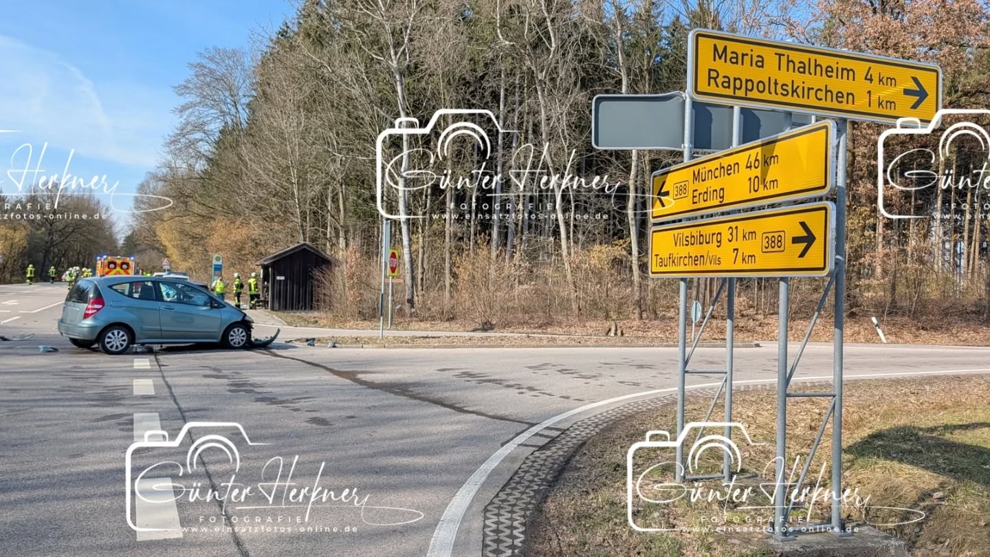 🗓️Datum: 28.02.2026
⏰Uhrzeit: 12:42 Uhr
🚒🚑 Einsatzart: THL 2
📍Einsatzort: B 388
🚒🚑🚁🚓 Eingesetzte Kräfte:
@feuerwehr_bockhorn
@feuerwehr_eschlbach
@feuerwehr.gruenbach
@brk_kreisverband_erding
@brk_dorfen
@brk_kv_muehldorf
@einsatzleiter_rettungsdienst
@polizeiobn
Wieder Verkehrsunfall mit Verletzten an der ‚Rappoltskirchner Kreuzung‘
Am Samstagmittag, gegen 12:45 Uhr, befuhr eine 32jährige Pkw-Lenkerin aus dem nördlichen Landkreis Erding mit ihrem Pkw Daimler A-Klasse die Kreisstraße ED 15 von Eschlbach kommend in Richtung B388/Maria Thalheim. An der Kreuzung zur B388 fuhr sie laut Angaben einer unbeteiligten Zeugin ungebremst mit ca. 70 km/h in die Bundesstraße ein. Im Kreuzungsbereich kam es dann zum Zusammenstoß mit dem Pkw BMW 320 eines 36jährigen aus dem östlichen Landkreis Erding, der auf der B388 in Richtung Erding unterwegs war. Im BMW befanden sich auch die 37jährige Lebensgefährtin sowie deren 8jährige Tochter. Alle Personen wurden bei dem Unfall leicht verletzt. An den Fahrzeugen entstand ein Schaden von insgesamt ca. 30000 Euro, sie waren nicht mehr fahrbereit und mussten durch einen Abschleppdienst geborgen werden.
Quelle: PI Erding
📷 Günter Herkner
#thl #unfall #feuerwehr #rettungsdienst #polizei luftrettung blaulicht technischehilfe gefahrgut abc brand freiwilligefeuerwehr