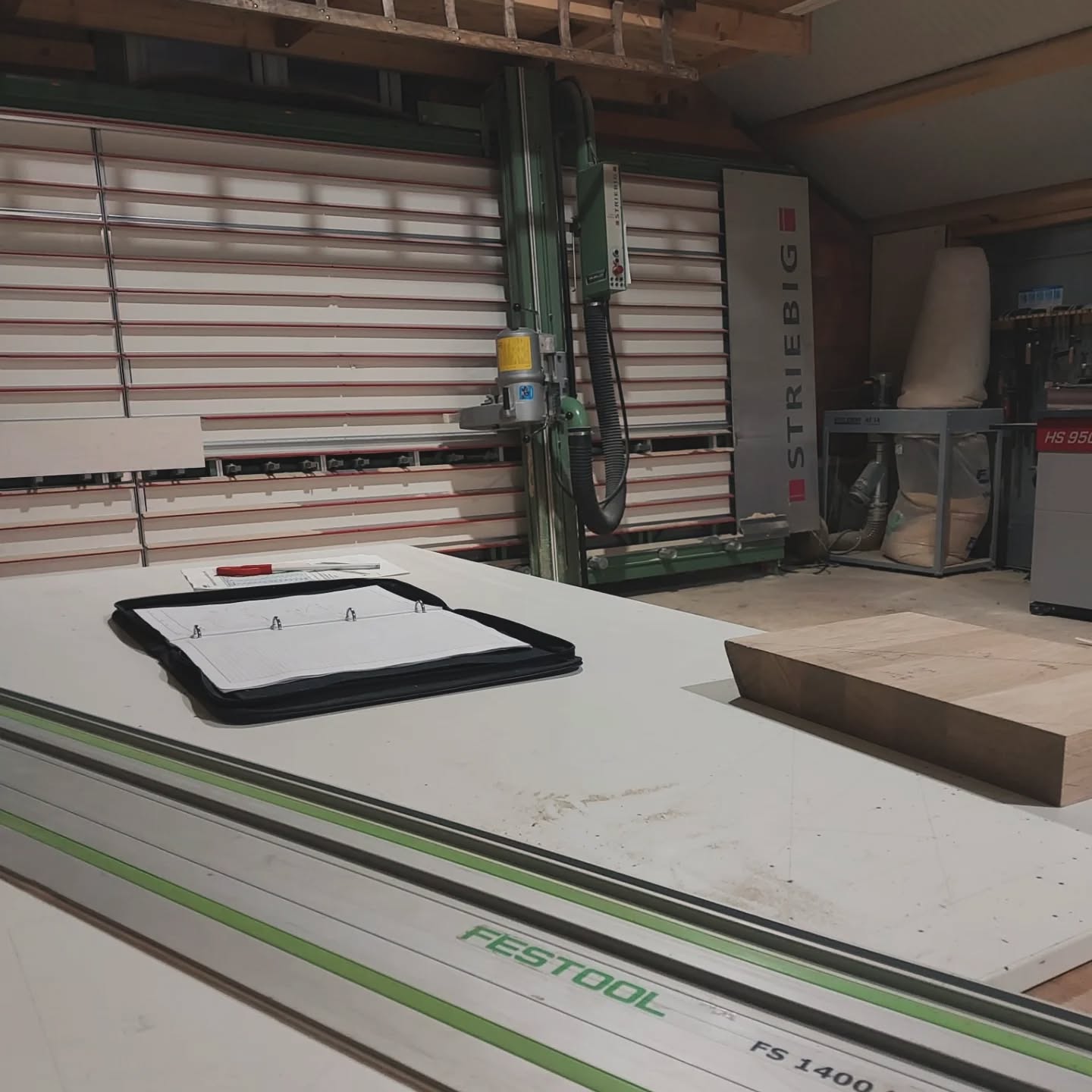 🛠️✨ Neues Licht von oben – Maßarbeit vom Profi! ✨🛠️
Von der individuellen Anfertigung der Verkleidungen bis zum fertig eingebauten Dachfenster – alles aus einer Hand! 👌
Bei diesem Projekt wurden neue Dachfenster eingebaut und passgenaue Verkleidungen gefertigt.
Das Ergebnis:
✔️ Schöne Übergänge
✔️ Saubere Verarbeitung
✔️ Mehr Tageslicht
✔️ Moderne Optik
Die maßgeschneiderten Verkleidungen sorgen nicht nur für ein harmonisches Gesamtbild, sondern auch für optimale Dämmung und Langlebigkeit.
Ein Dachfenster bringt nicht nur Licht, sondern schafft ein komplett neues Raumgefühl ☀️🏠
#Dachfenster #Innenausbau #Handwerk #Trockenbau #Renovierung
