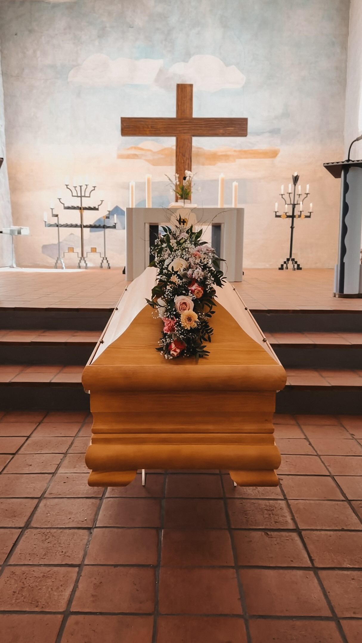 Jeder Abschied erzählt eine Geschichte.
Dienstag war es die von Frau H. –
voller Farbe, voller Liebe und voller Menschen, die ihr ihren letzten Weg gewidmet haben! ✨
Wir durften diesen Tag begleiten und in Würde festhalten.
In Gedanken sind wir bei allen Angehörigen! ?
#himmelspfortebestattungen #wirgehendieletztenschrittegemeinsam #bestatterinnenmitherz #bestatterinnen