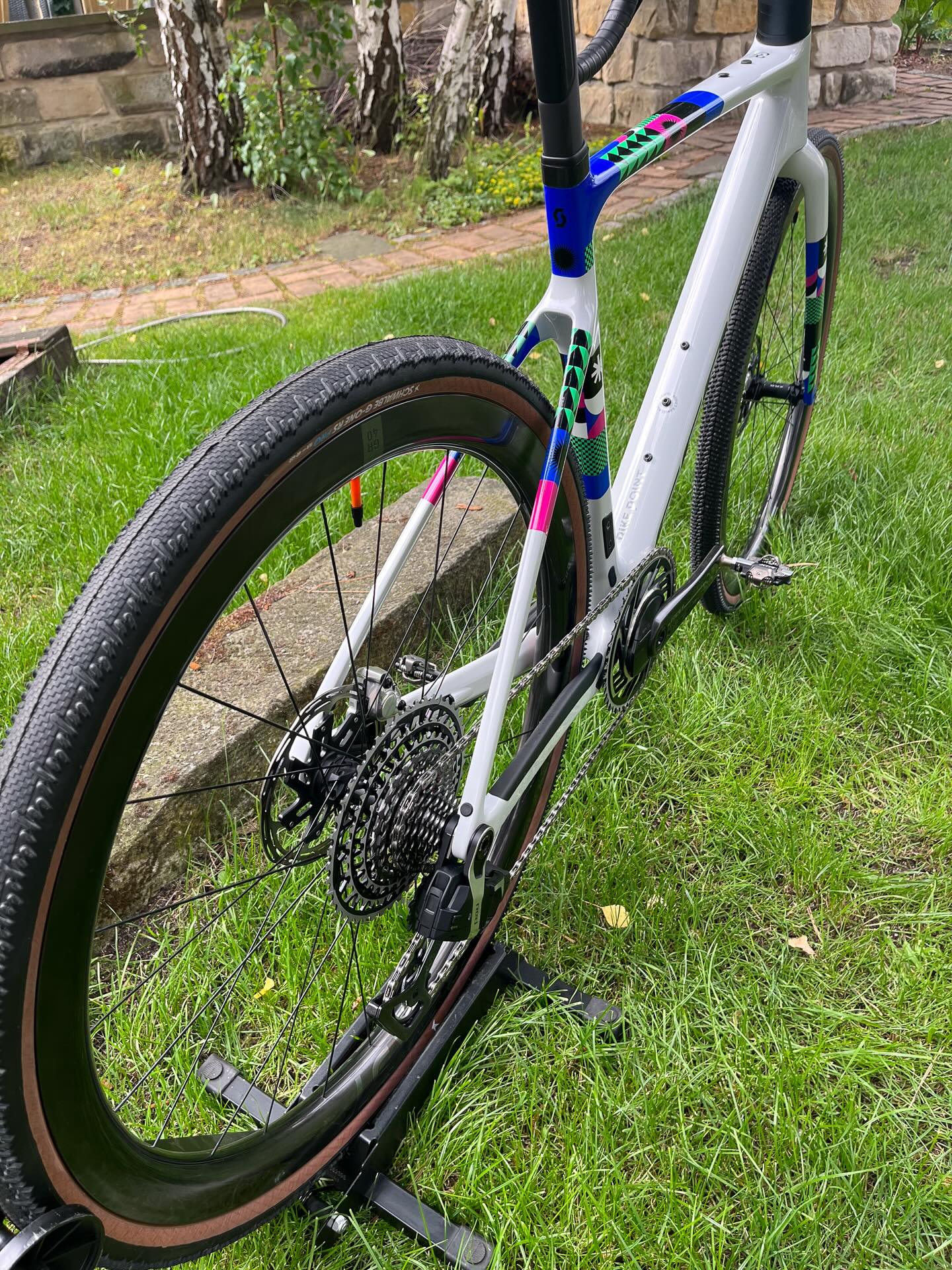 Sonntagabend. Zeit für die Details. 🌙✨
Nachdem wir euch das Gesamtpaket gezeigt haben, zoomen wir heute mal dahin, wo’s richtig ernst wird…
🔥 1x13 @sramroad RED – brutal präzise und mit integriertem Powermeter.
Das heißt: Weniger Spielereien. Mehr Fokus. Mehr Speed. ⚡📊
Angetrieben von
@beast_components Laufrädern – leicht, steif, schnell.
Wenn Beschleunigung eine Sprache hätte, würden sie brüllen. 🐺💨
Das hier ist kein Gravelbike für „mal schauen“.
Das ist Gravel auf Rennmodus.
#ScottAddict #SRAMRed #SRAM13 #bikepointdresden #beastcomponents