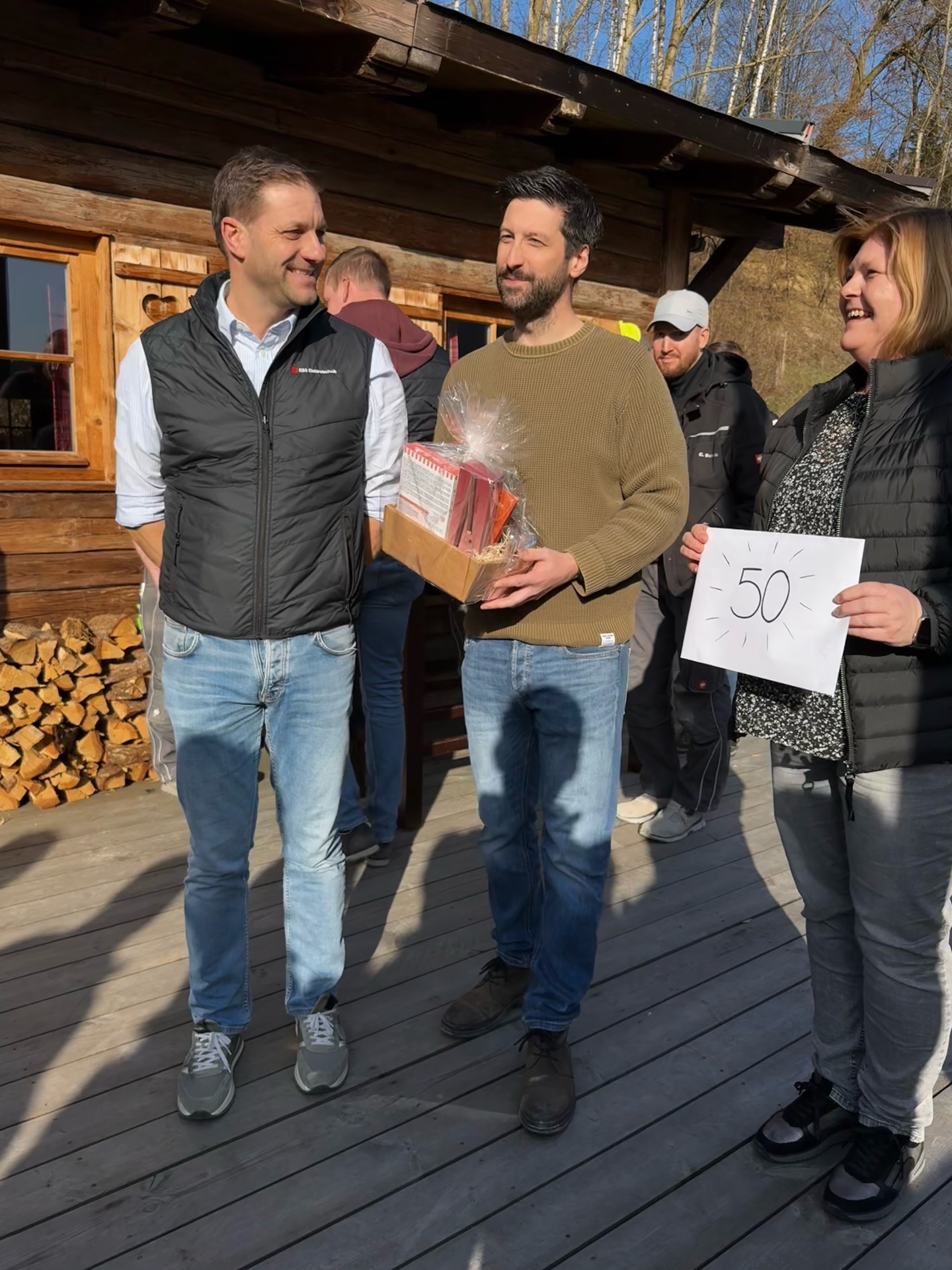 🎉 50 Jahre Markus – wir feiern gemeinsam!
Bier, Brotzeit und ein starkes Team: Zum 50. Geburtstag unseres Chefs Markus hat die ganze Belegschaft gratuliert und ein gemeinsames Geschenk überreicht. 🍻🥨
Schöne Momente, die zeigen, was uns ausmacht: Zusammenhalt, Wertschätzung und echtes Miteinander. ⚡
#geburtstag #handwerk #elektriker