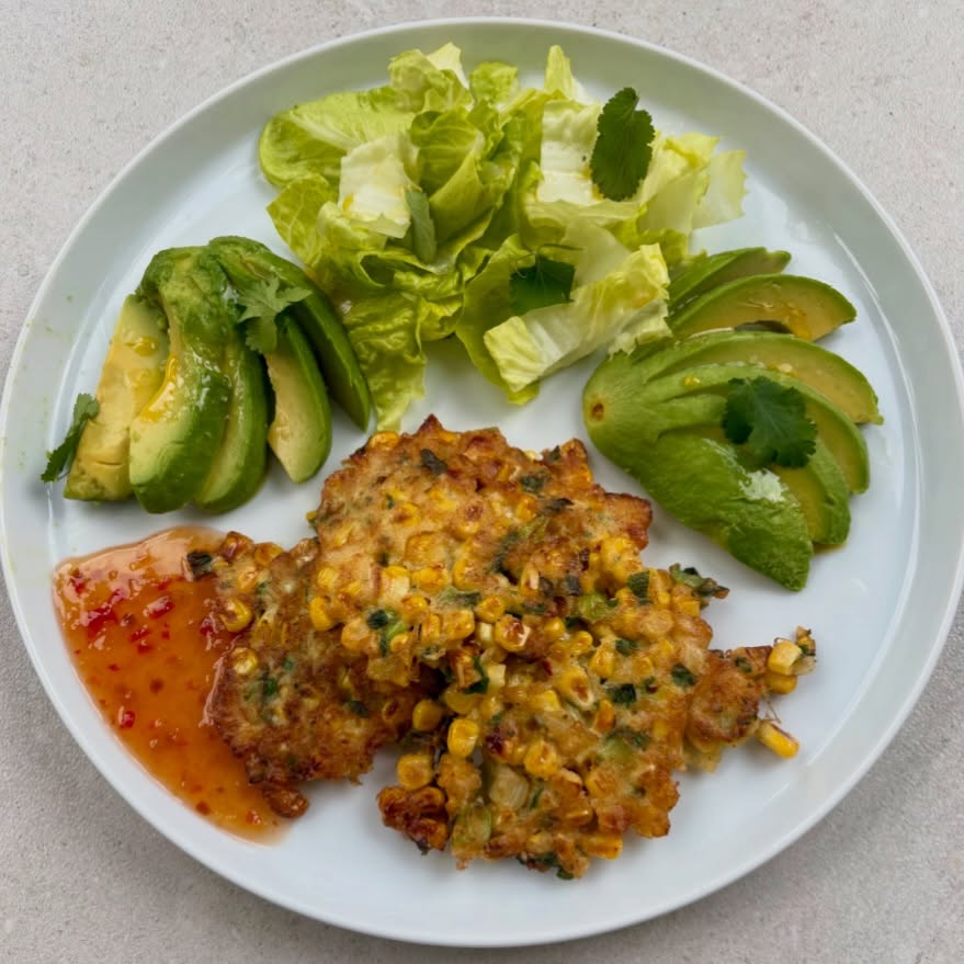 I had a couple of corn on the cob that needed eating so decided to try sweetcorn fritters. Didn’t quite get the mix right, as you can see, not very neat fritters! But they tasted good! Cut the corn from the cobs and mixed with spring onion, fresh coriander, chilli flakes, egg, flour and seasoning. Hadn’t anticipated hot popping corn flying around the kitchen when I cooked them though! Served with green salad, avocado and chilli sauce.
#sweetcorn #lunchideas #fritters