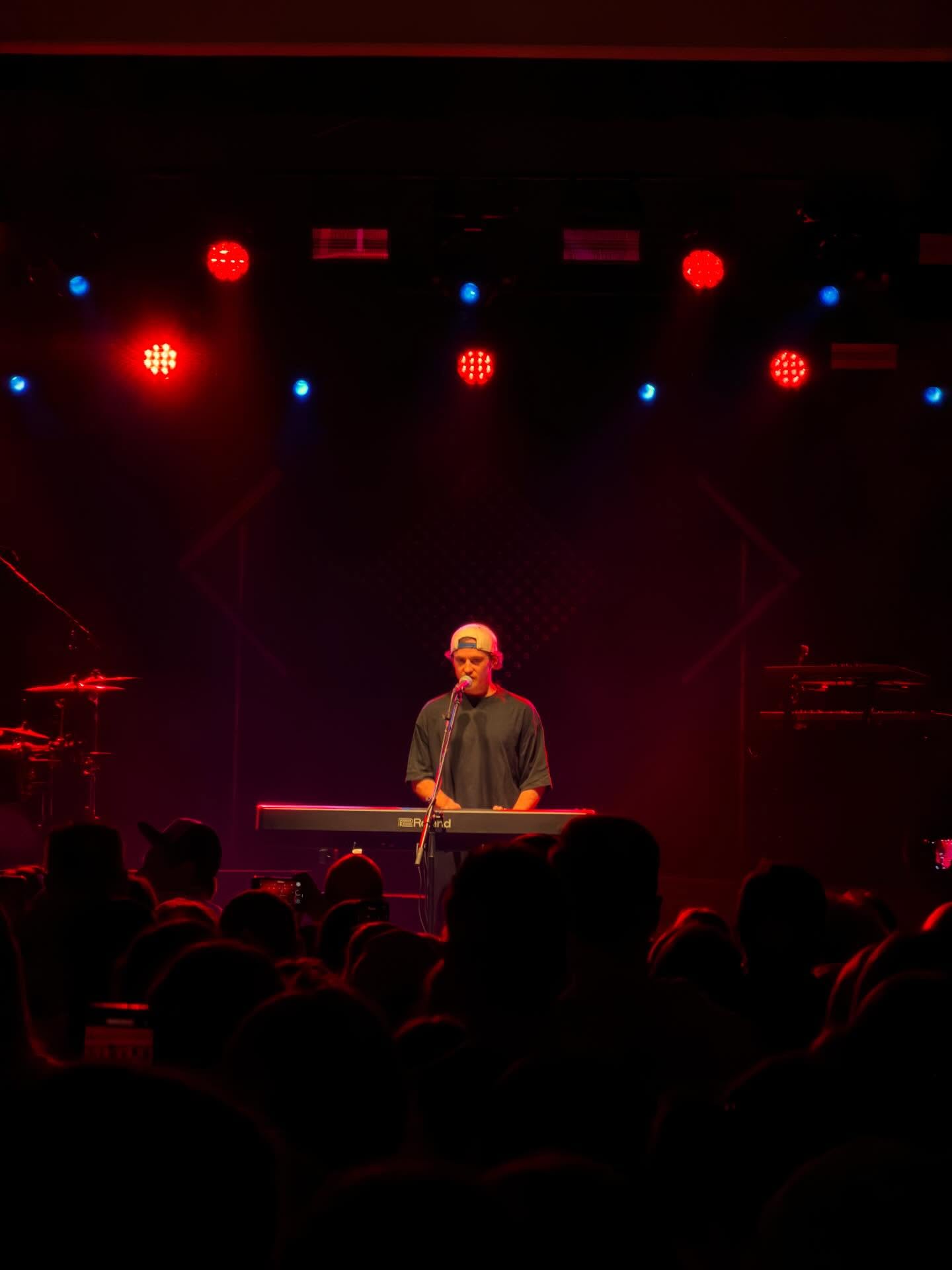 Den Auftakt für den Konzertabend machte Soleroy als Support Act für Kamrad in der ausverkauften Stadthalle Baunatal. Für seinen Auftritt haben wir die Licht- und Tontechnik übernommen und sowohl Sound als auch Licht gemischt – ein gelungener Start in den Abend. ?
? Alcons LR18, QR24, LR7, BF362, Sentinel 10 I | Allen & Heath SQ5
? Martin Mac Quantum | Robe 350 Beam | Robe iEsprit | Chauvet STRIKE Array & Color Strike M
? Hazebase – The Fab
? Stadthalle Baunatal
Veranstalter: MM Konzerte