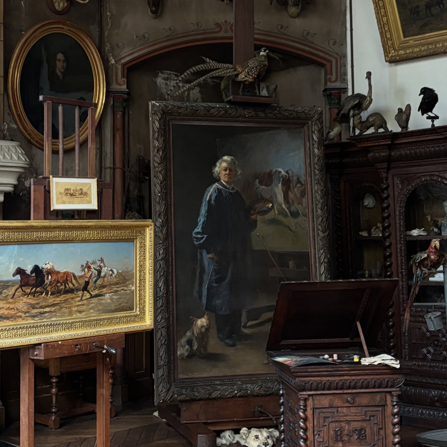 Le portrait de Rosa Bonheur en pied peint par Anna Klumpke en 1899 est l’une des œuvres les plus emblématiques de l’atelier.
Il s’agit du dernier portrait de Rosa Bonheur et son histoire est très émouvante. Alors qu’elle refuse d’être vue en pantalon, qui selon elle, n’est pas le costume officiel de la femme, elle cède cependant aux demandes d’Anna.
En effet, Anna Klumpke, célèbre portraitiste, sait que les générations futures auront besoin de ce portrait. De cette image de Rosa Bonheur, une artiste avant-gardiste, déterminée, qui n’hésite pas à porter le pantalon pour sa liberté de mouvements.
Aujourd’hui, nous ne pouvons que remercier Anna Klumpke d’avoir convaincu Rosa d’accepter de poser en pantalon et en blouse de travail !
#rosabonheur #annaklumpke #chateaurosabonheur #musee #atelier