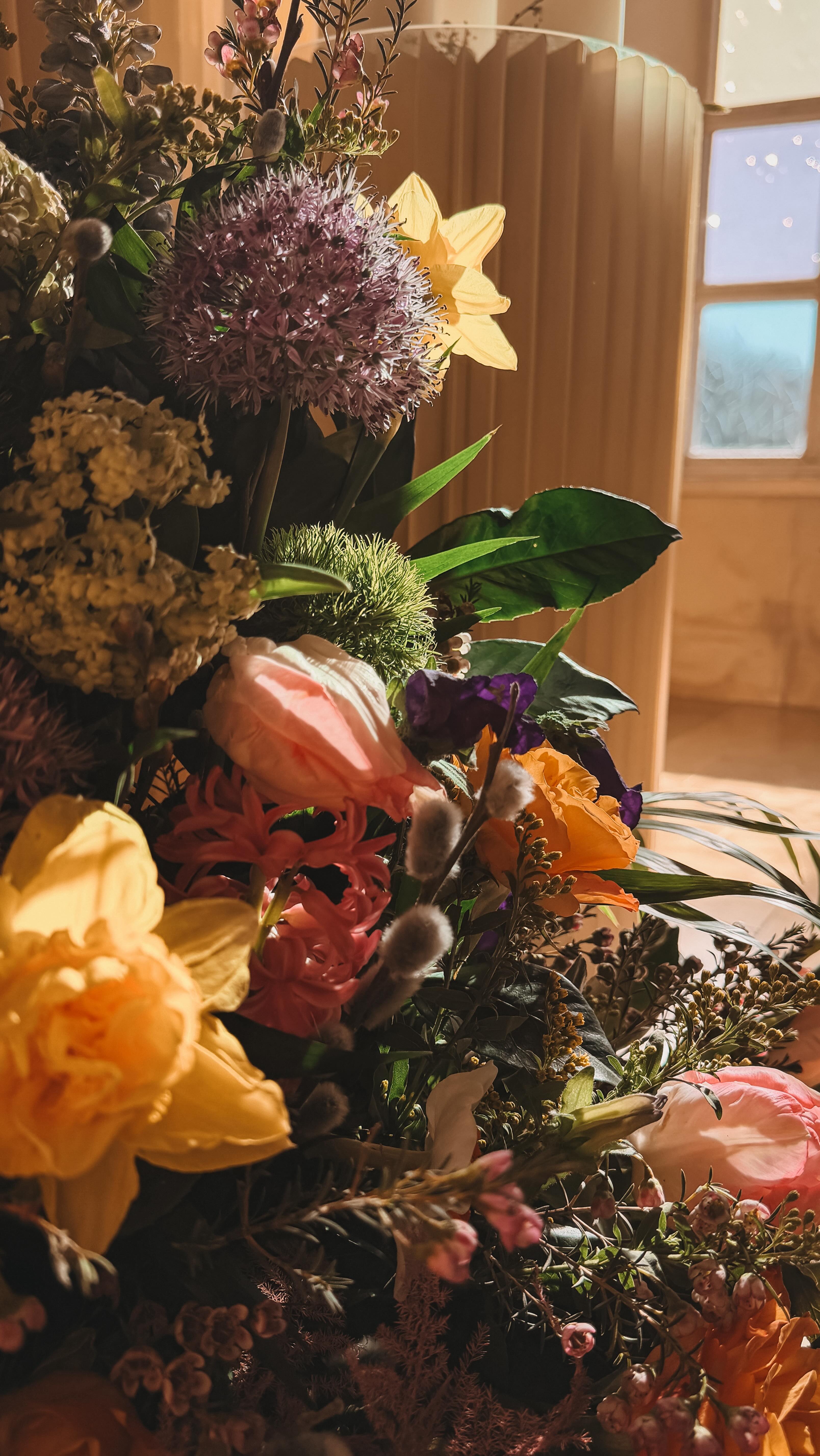 Als wir Abschied von Frau R. nahmen, fiel das Sonnenlicht durch die bunten Kirchenfenster und tauchte alles in warme Farben.
Ein stiller Moment voller Würde, Erinnerung und Licht! ?✨
#himmelspfortebestattungen #wirgehendieletztenschrittegemeinsam #bestatterinnenmitherz #bestatterinnen