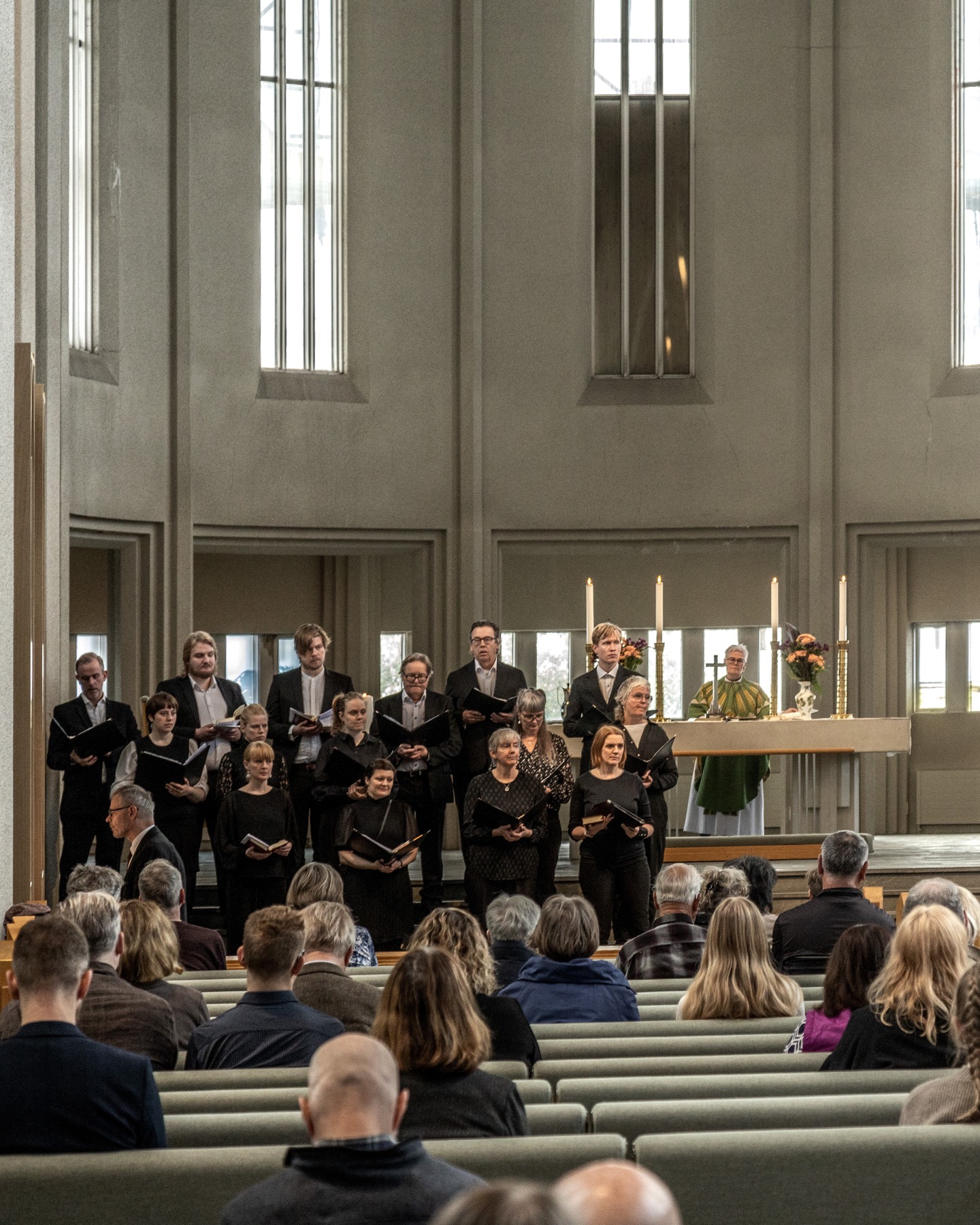 Kynning á nýju messuformi og opin sálmaæfing fyrir messu sunnudaginn 15. mars 2026.
Kynning á nýju messuformi kl. 10:00 og opin sálmaæfing kl. 10:30 fyrir messu sem hefst kl. 11.
Ný handbók íslensku kirkjunnar er í undirbúningi og á síðasta ári voru sendar tillögur að breytingum á messformi þjóðkirkjunnar til safnaða hennar.
Sunnudaginn 15. mars nk. ætlum við að breyta til og nota nokkrar af tillögum handbókarnefndar kirkjunnar í messunni kl. 11.00. Sr. Irma Sjöfn Óskarsdóttir kynnir Næstkomandi sunnudag ætlum við að breyta til og prófa það í messunni. Sr. Irma Sjöfn Óskarsdóttir kynnir messuformið kl. 10 fyrir messuna sem hefst kl. 11.
Í beinu framhaldi af kynningunni kl. 10:30 verður einnig opin sálmaæfing við Frobenius kórorgel kirkjunnar með Steinari Loga Helgasyni kórstjóra og organista og félögum úr Kór Hallgrímskirkju.
Fyllum kirkjuna af söng.
Öll hjartanlega velkomin.
HALLGRÍMSKIRKJA – ÞINN STAÐUR
--ENGLISH--
Presentation of the new mass form and an open hymn rehearsal
The new handbook of the Icelandic Church is being prepared with a new mass form and on Sunday, March 15th, we are going to make changes and try our hand at it. Sr. Irma Sjöfn Óskarsdóttir, parish priest of Hallgrímskirkja, will give a presentation on the new mass form at 10 am (IS).
Immediately following the presentation, there will be an open hymn rehearsal at 10:30 am.
An open hymn rehearsal will be held at 10:30 before the Sunday service on March 15 at Hallgrímskirkja.
Steinar Logi Helgason, organist and choir director at Hallgrímskirkja, will play the Frobenius Choir Organ together with members of the Choir of Hallgrímskirkja.
The service begins at 11:00.
Free admission – everyone welcome.