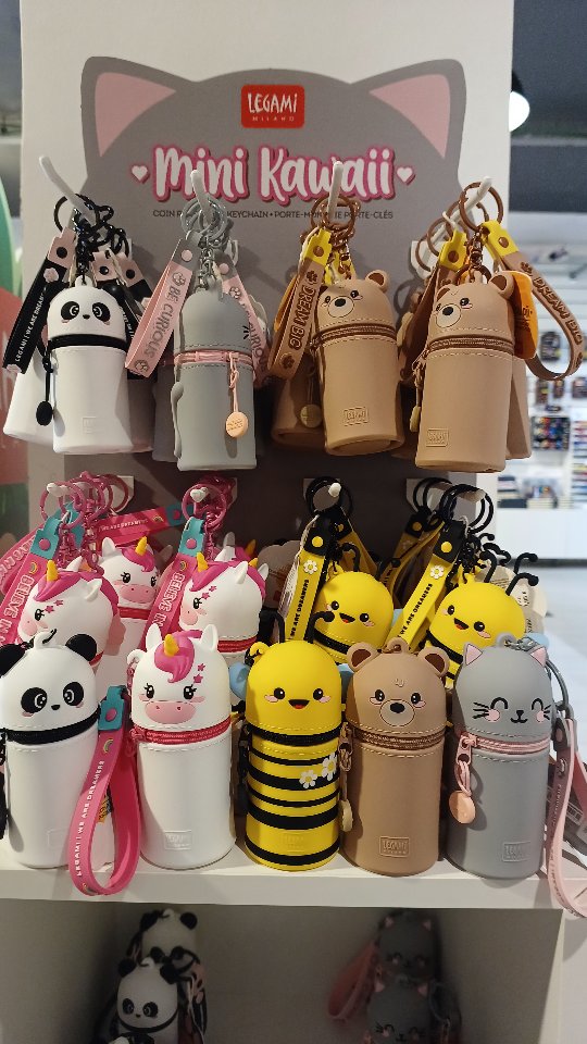 ✨️ ¡Nuestros Kawaii favoritos ahora llegan en formato mini! ??
Estos llaveros súper tiernos son perfectos para llevar un toque de dulzura contigo a todas partes ?✨️
Ponlo en tu mochila ?, en las llaves ? o en tu bolso ? y deja que te acompañen en todas tus aventurasb?
Pequeños y adorables ?☺️
?Cuéntanos...
¿Cuál sería tu mini compañero favorito para llevar contigo cada día? ???
@legami_milano