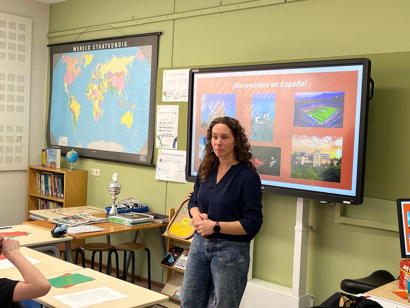 Spaanse les in groep 8! πͺπΈ
De leerlingen maakten vandaag kennis met Spanje en Spaanse gebruiken. Ze leerden hoe je Spaanse letters uitspreekt Γ©n hoe je jezelf voorstelt in het Spaans.
We sloten af met een quiz, met een Chupa Chupπ als beloning en een vrolijk dansje: Dans met tante Rita, maar dan in het Spaans! ππΊ
Β‘QuΓ© divertido!
College zuid bedankt voor de gastles Spaans!
#spaanseles #middelbare #enthousiasme