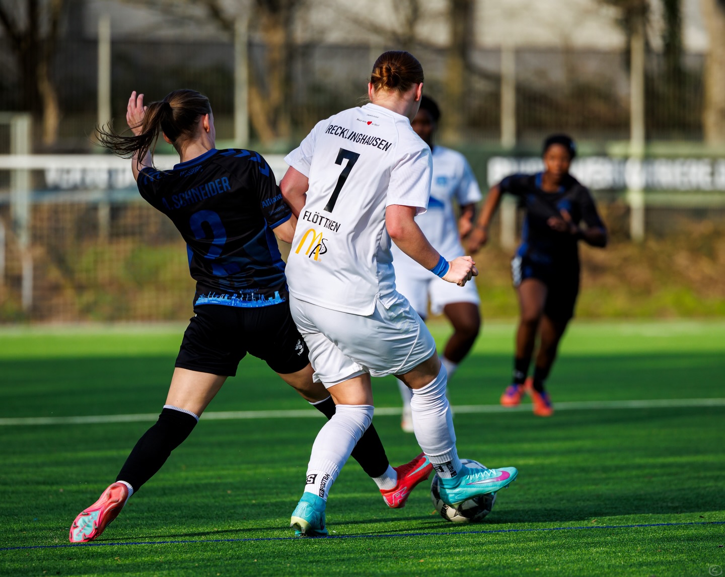 💙🤍 𝙎𝙤𝙪𝙫𝙚𝙧𝙖̈𝙣𝙚𝙧 𝙏𝙚𝙨𝙩𝙨𝙥𝙞𝙚𝙡𝙨𝙞𝙚𝙜 #𝙈𝙎𝙑𝙁𝙁𝘾 💯
Der #Flow unserer Frauen geht weiter. Mit einer starken Leistung besiegte das Team von Björn Sobotzki und Claudius Glania die @msv_duisburg_frauen mit 5:2.
Damit kann der FFC auf eine äußerst angenehme und erfolgreiche Winterpause zurückblicken.
Mit @margheritasantamaria und @sophiie.neu sind zudem zwei Langzeitverletzte zurück auf dem Platz und durften ihre ersten Spielminuten absolvieren.
Die Freude darüber ist riesig.
Auch @kathi_prinz_ und @julia.flttn haben ihre Verletzungen überstanden und sind bereit für die am Sonntag startenden Spiele der #Regionalligawest.
Hier ein Bilderbogen aus Duisburg:
📸 @ric.baumert
@bele_construction_gmbh
@derbystar
@mcdonaldsde