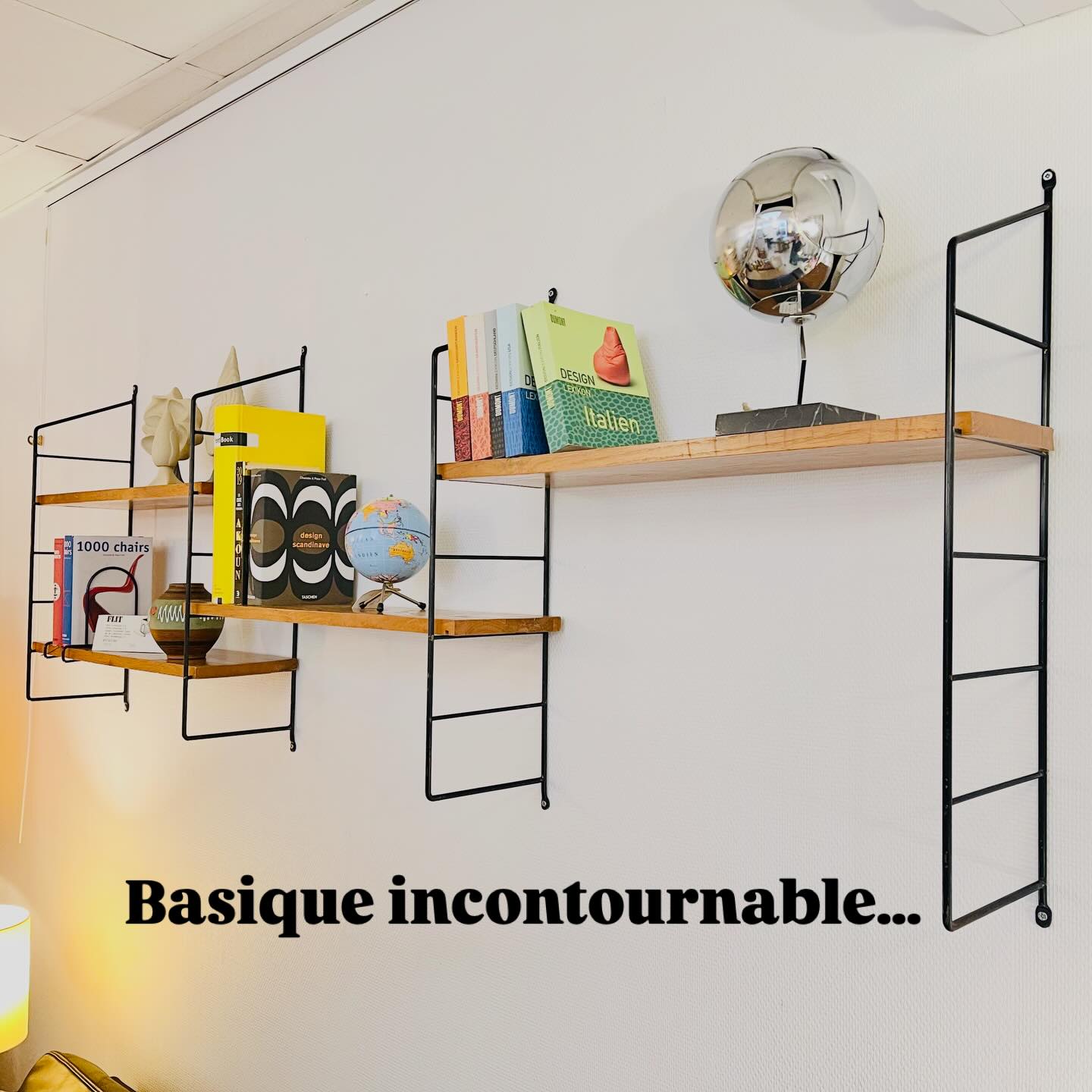 Une jolie étagère modulable d’inspiration scandinave vient d’arriver à la boutique.
Montants métalliques noirs et tablettes en bois plaqué composent un ensemble léger et graphique, dans l’esprit des célèbres étagères String des années 60. Une pièce idéale pour habiller un mur sans l’alourdir, exposer quelques livres, une céramique ou un bel objet.
J’aime particulièrement ce type de mobilier : simple, modulable et intemporel. Il trouve facilement sa place dans un salon, un bureau ou même une entrée.
À découvrir à la boutique.
#vintagedesign
#etagerevintage
#scandinaviandesign
#mobilierannees60
#vintagescandinave
designvintage
brocante
selency
decorationinterieur
vintageshop
