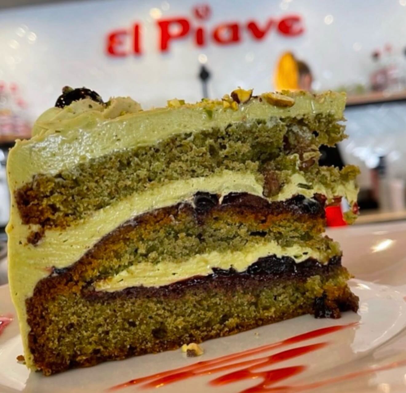 Nuestra tarta Sicilia ?
Puro sabor a pistacho, coronada con un toque de salsa de amarena… simplemente irresistible.
Un dulce que merece ser probado.
#ElPiaveMarbella #TartaSicilia #Pistacho #DulceArtesanal #Marbella