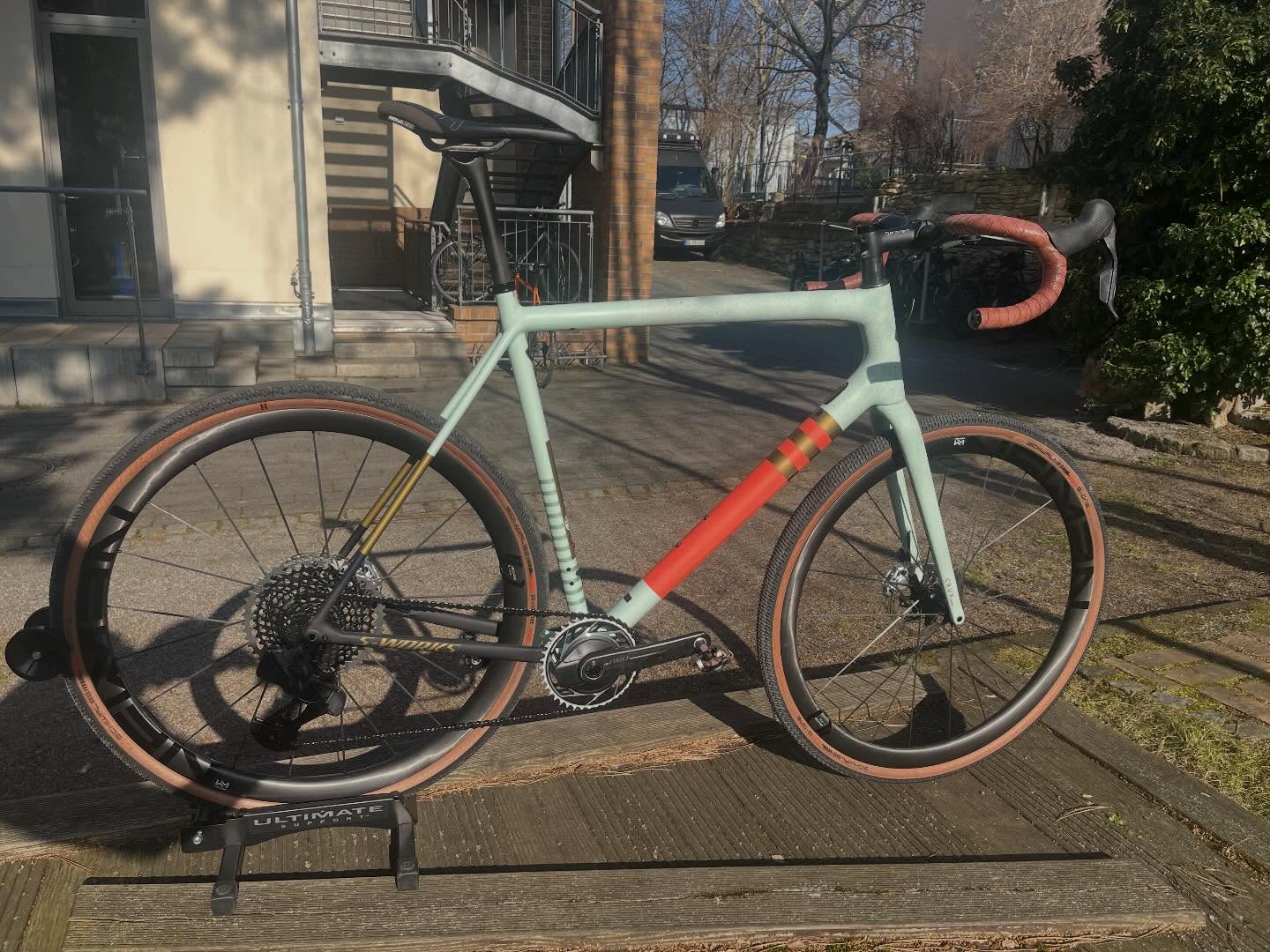 👑 Der König ist zu Hause!
Mit unserem Rad der Woche ist der König des Cyclocross vorübergehend bei uns eingezogen:
das @iamspecialized_road S-Works Crux.
Leicht, kompromisslos schnell und mit einem Farbton, der sofort alle Blicke auf sich zieht. Eine Maschine, die einfach auffallen muss. 🔥
#bikepointdresden #specialized #sworks #crux #cyclocross