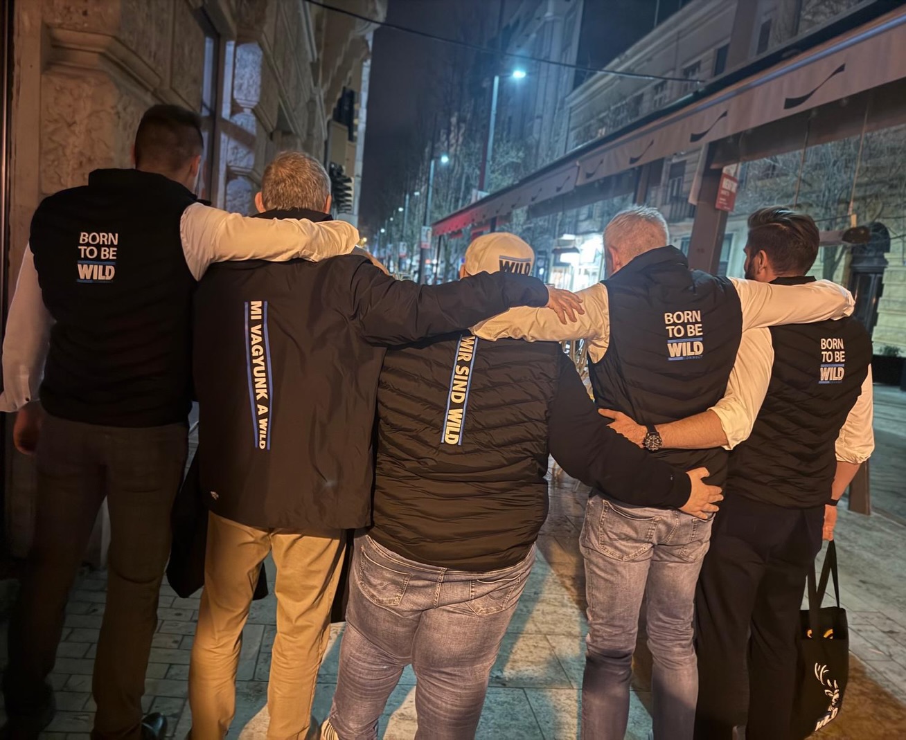 🥳 Lieber István, herzlichen Glückwunsch zum 60. Geburtstag und zum 28. jährigen Firmenjubiläum.
Herzlichen Glückwunsch auch an Zsolt zum 5. jährigen Firmenjubiläum. Das WILD-Team ist extra nach Budapest gereist und hat beide mit einem besonderen Abend beschenkt. Es war eine schöne Überraschung! 💙
🥳 Dear István, congratulations on your 60th birthday and your 28th company anniversary!
Congratulations also to Zsolt on his 5th company anniversary. The WILD team traveled to Budapest especially to treat them both to a special evening. It was a wonderful surprise! 💙
🥳 Kedves István, gratulálok a 60. születésnapodhoz és a 28. céges évfordulódhoz!
Zsolt is gratulálok az 5. céges évfordulójához. A WILD csapata kifejezetten azért utazott Budapestre, hogy egy különleges estével kedveskedjen nekik. Csodálatos meglepetés volt! 💙