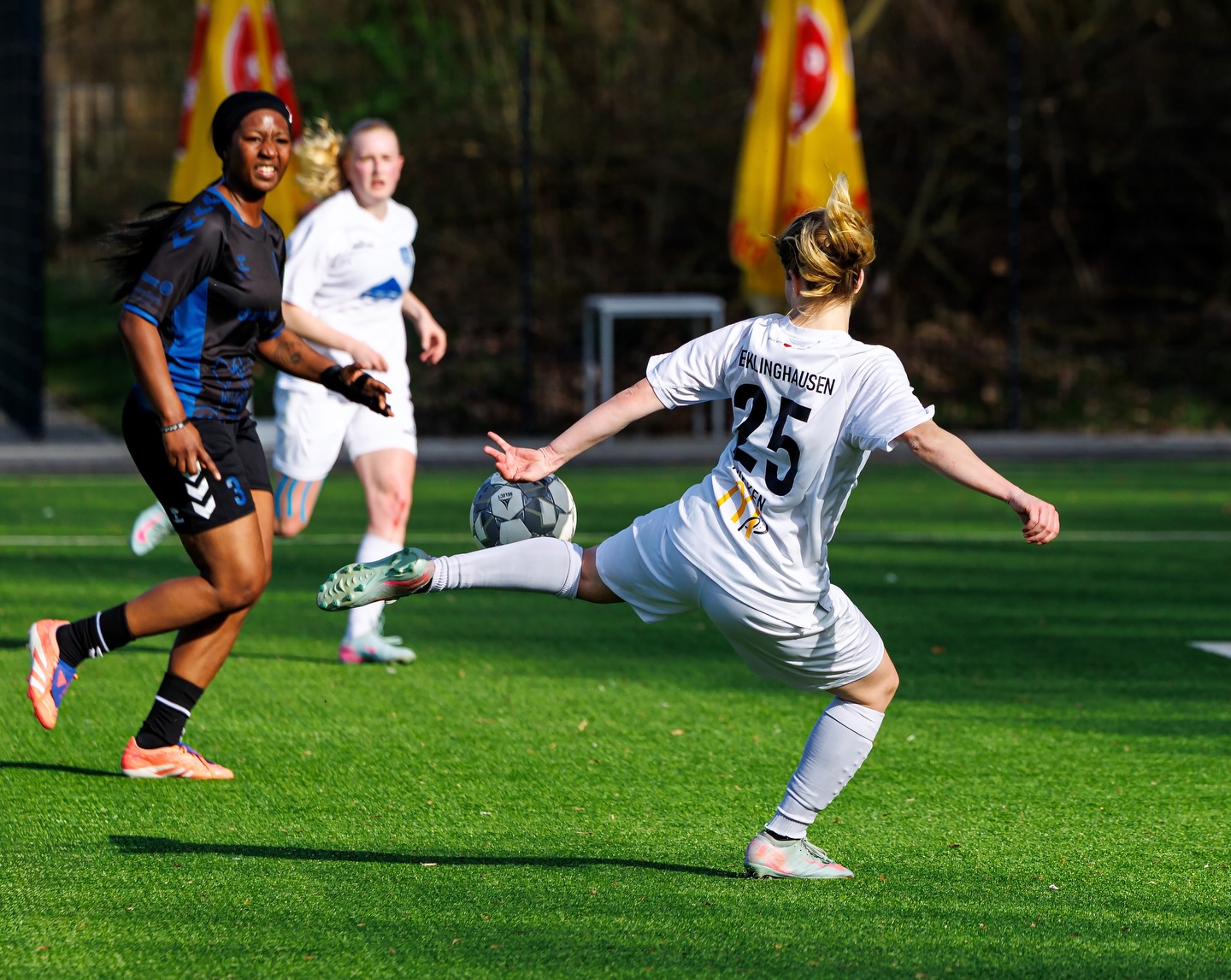 💙🤍 𝙎𝙤𝙪𝙫𝙚𝙧𝙖̈𝙣𝙚𝙧 𝙏𝙚𝙨𝙩𝙨𝙥𝙞𝙚𝙡𝙨𝙞𝙚𝙜 #𝙈𝙎𝙑𝙁𝙁𝘾 💯
Der #Flow unserer Frauen geht weiter. Mit einer starken Leistung besiegte das Team von Björn Sobotzki und Claudius Glania die @msv_duisburg_frauen mit 5:2.
Damit kann der FFC auf eine äußerst angenehme und erfolgreiche Winterpause zurückblicken.
Mit @margheritasantamaria und @sophiie.neu sind zudem zwei Langzeitverletzte zurück auf dem Platz und durften ihre ersten Spielminuten absolvieren.
Die Freude darüber ist riesig.
Auch @kathi_prinz_ und @julia.flttn haben ihre Verletzungen überstanden und sind bereit für die am Sonntag startenden Spiele der #Regionalligawest.
Hier ein Bilderbogen aus Duisburg:
📸 @ric.baumert
@bele_construction_gmbh
@derbystar
@mcdonaldsde