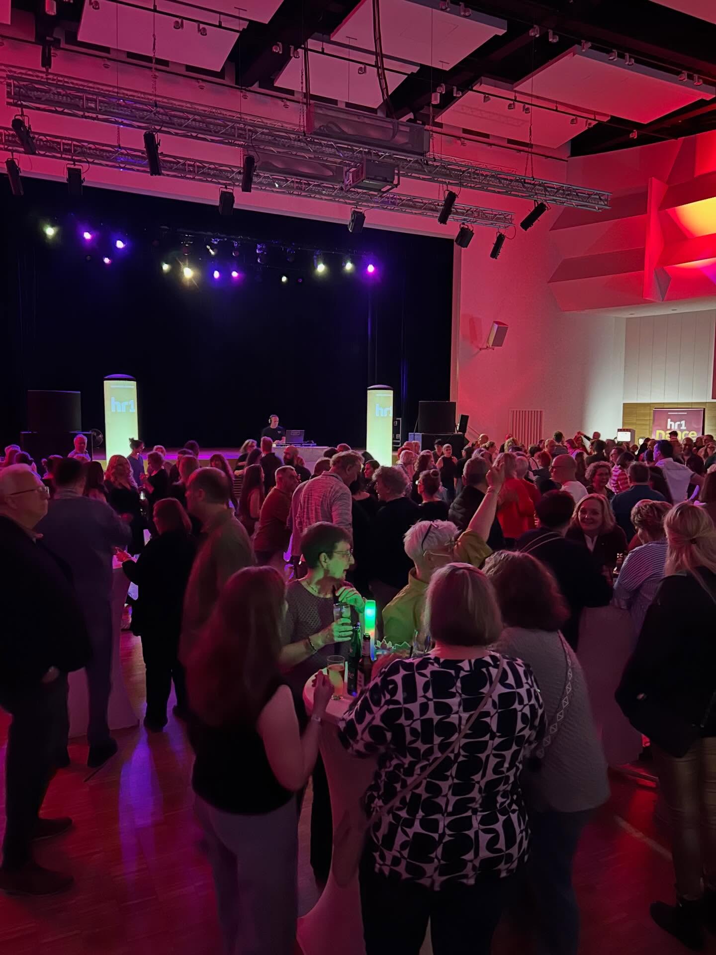 Am Samstag wurde Bad Sooden-Allendorf zur großen Tanzfläche: Beim hr1 Dancefloor haben viele Besucherinnen und Besucher gemeinsam gefeiert, getanzt und einen unvergesslichen Abend erlebt.
Mit den besten Hits aus den 80ern, 90ern, 2000ern und von heute sorgte hr1 DJ Peter Bauer für eine volle Tanzfläche und großartige Stimmung bis spät in den Abend. Es wurde mitgesungen, gelacht und ausgelassen gefeiert.
? @alconsaudio RR12, VR8, BF362, Sentinel 10 I | Allen & Heath SQ5
? Kultur und Kongresszentrum Bad Sooden Allendorf
Veranstalter: HR1