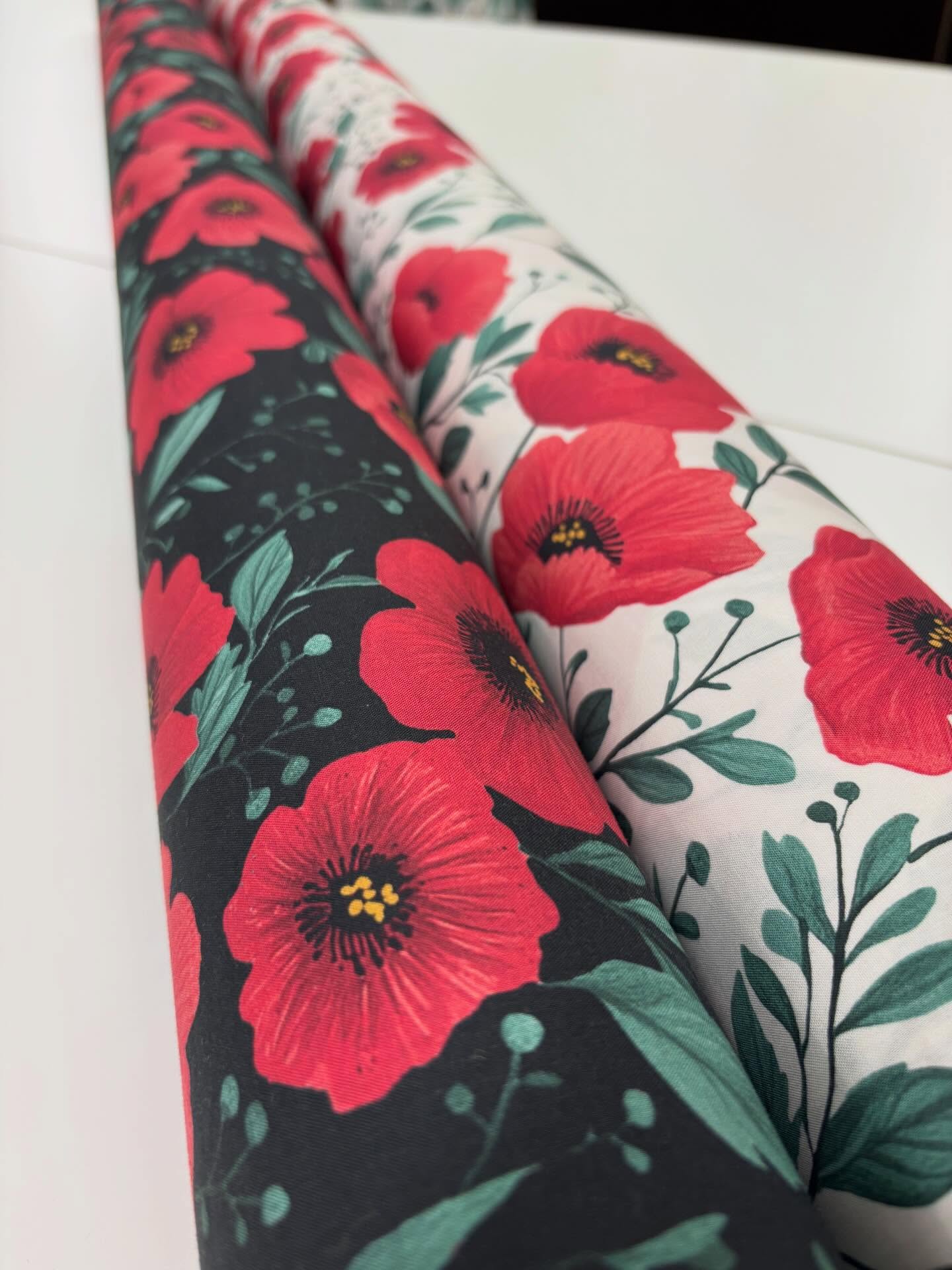 ? Kukkateemalla jatketaan ?
Tähän ohueen puuvilla popliniin on painettu upeat perinteisen väriset kukat jotka ovat vuodesta toiseen tosi tykättyjä.
Eikä ihme, onhan nuo nyt tosi kauniit. Punaista kukkaa siis valkoisella ja mustalla pohjalla.
Eikä ole muuten hinnalla pilattu ?
13,90€/m
Leveys 145cm
100% puuvillaa
Paino 110g/m2
#kevätuutta
#puuvillapoplin
#puuvillakangas
#unikko
#kangaskauppalappeenranta