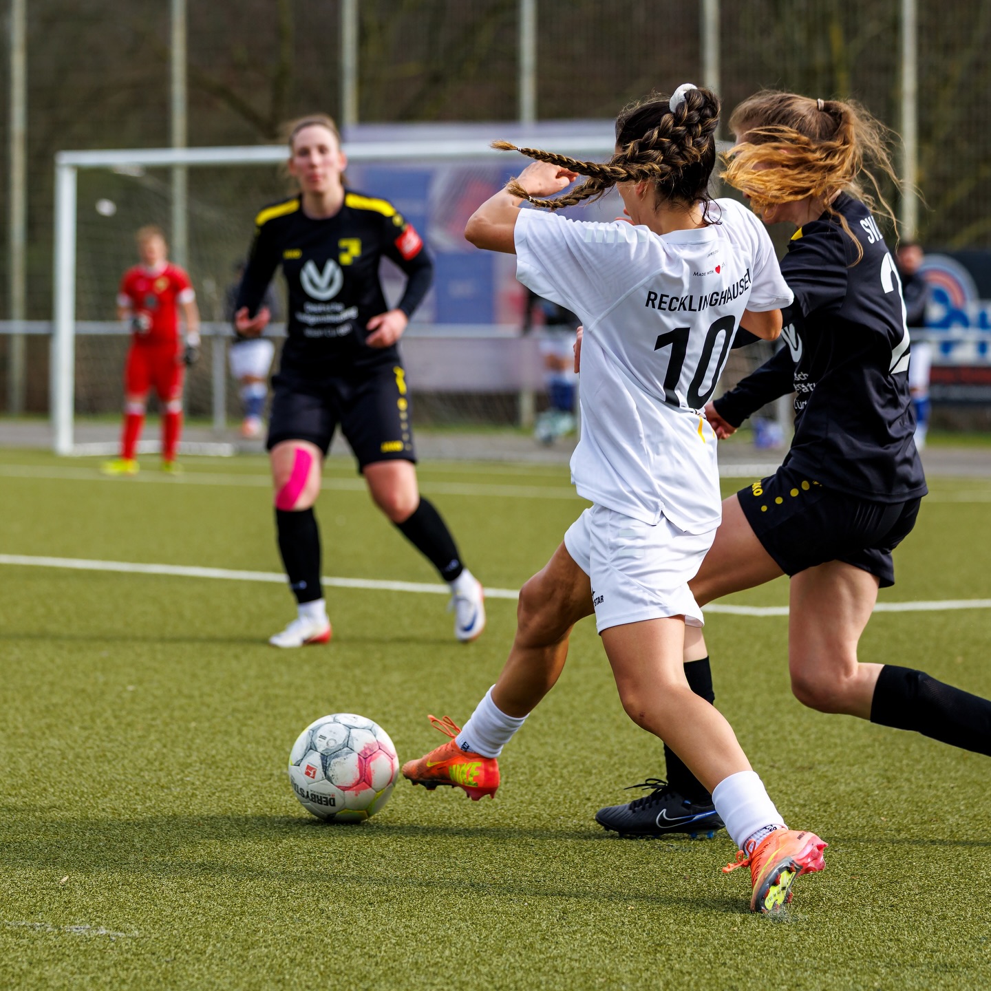 💙🤍 𝙃𝙚𝙞𝙢𝙨𝙞𝙚𝙜 💯 #𝙁𝙁𝘾𝘿𝙀𝙐 🥳
Unsere Frauen knüpfen an die erfolgreiche Winterpause nahtlos an. Mit einer souveränen Vorstellung erspielt sich das Team von Cheftrainer Björn Sobotzki und Co-Trainer Claudius Glania ein 3:1 gegen die @svdeutz05frauen.
Die tolle Entwicklung des gesamten Teams ist offensichtlich. Mit den zahlreichen Testspielerfolgen im Rücken treten die Mädels selbstbewusst auf und suchen stets den schnellen Weg nach vorn.
Auffällig ist die neu hinzugewonnene Abschlussqualität im Sturm. Wie in den Testspielen zuvor erzielten auch gegen Deutz die Stürmerinnen die Tore.
🥁 Glückwunsch 💙🤍 FFC 👏
🔜 SO 22.03.2026 TOP-Spiel
⏰ 15 Uhr
⚽️ #BVBFFC
Bilderbogen vom Heimsieg gegen Deutz 05
📸 @ric.baumert
@bele_construction_gmbh
@derbystar
@mcdonaldsde