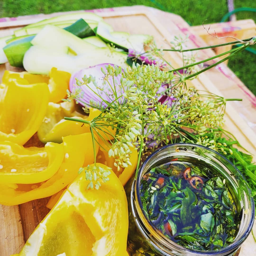 Comment accompagner une grillade ?
Demandez au jardin ! Ciboulette, basilic, persil, fenouil commun, piments (enfin !!).
Une bonne petite sauce aux herbes crues avec huile d'olive et ail, à mettre sur absolument TOUT, pour ma part ?..
?Oubliez les sauces bbq et compagnie ?
Grillez rapidement les courgettes et les poivrons...et RE-GA-LEZ-VOUS ! ??
Et en plus, toutes ces herbes vous apporteront plein de vitamines et minéraux.. ??
On profite de la peut-être dernière soirée d'été ??
Belle soirée à tous !
#naturopathie #equilibre #alimentation #alimentationvivante #delicieux #jardin #potager #cueillette #piment #basilic #everyday
